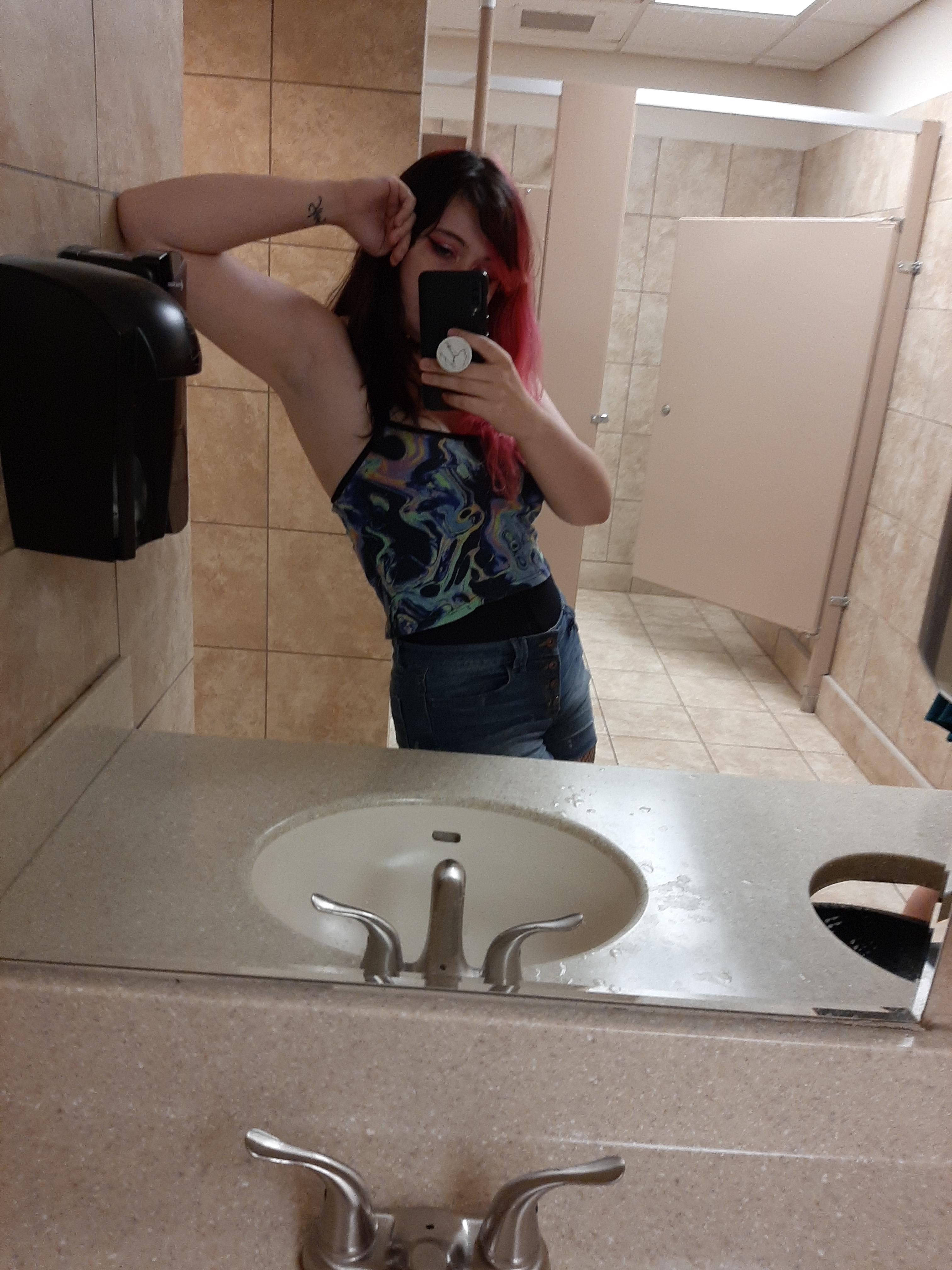 (23f) gas station bathrooms r/selfie
