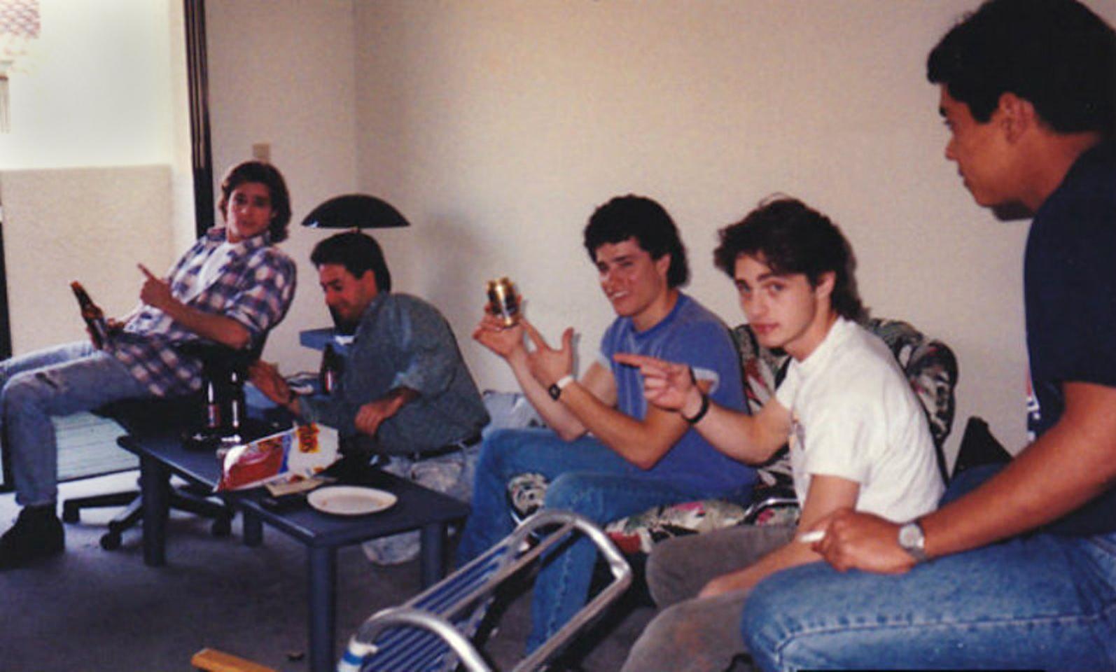 Roommates Brad Pitt and Jason Priestley (late 1980's) r/OldSchoolCool