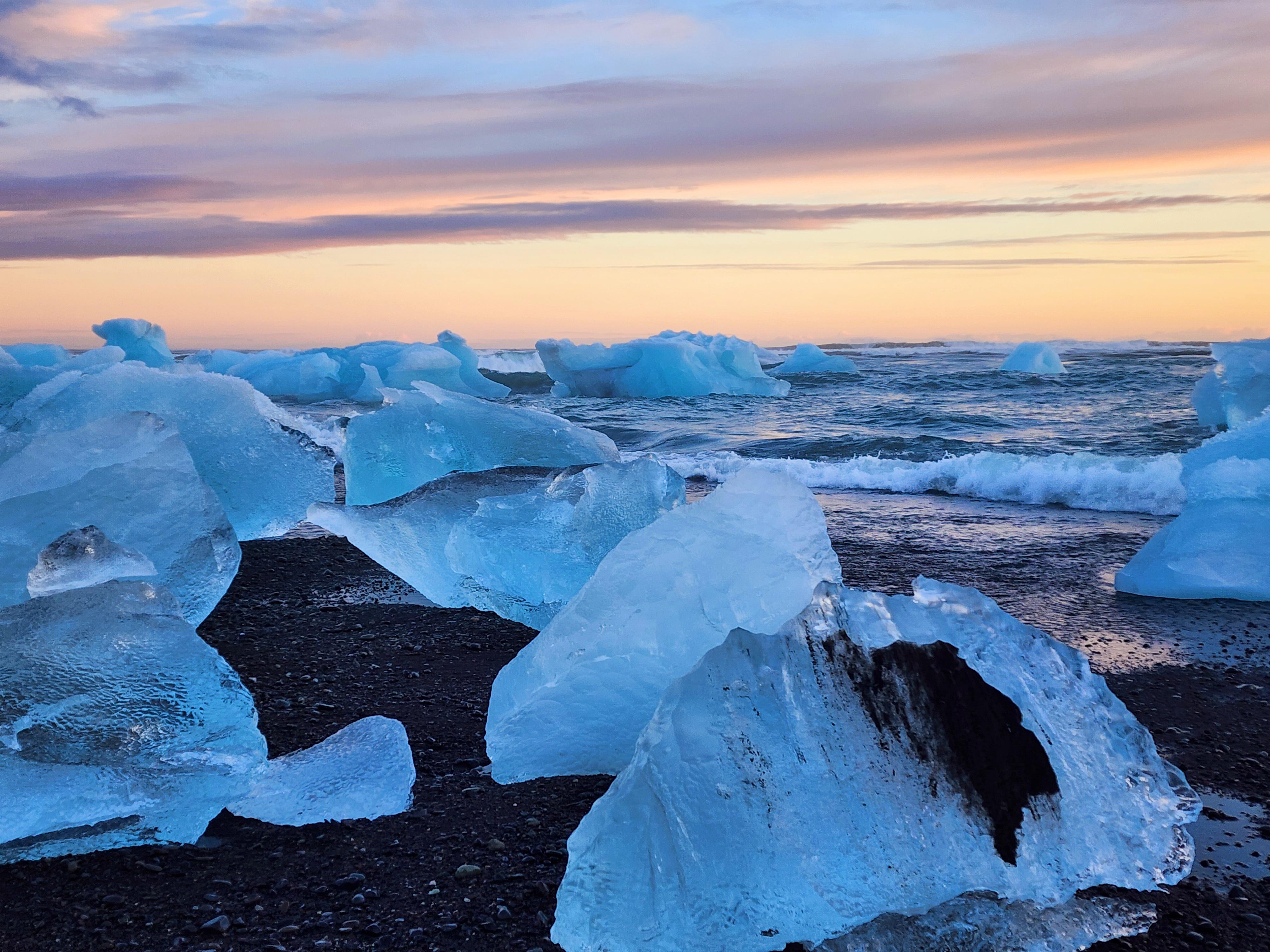 Diamond beach (Iceland) at sunset [4000×3000] [OC] r/EarthPorn
