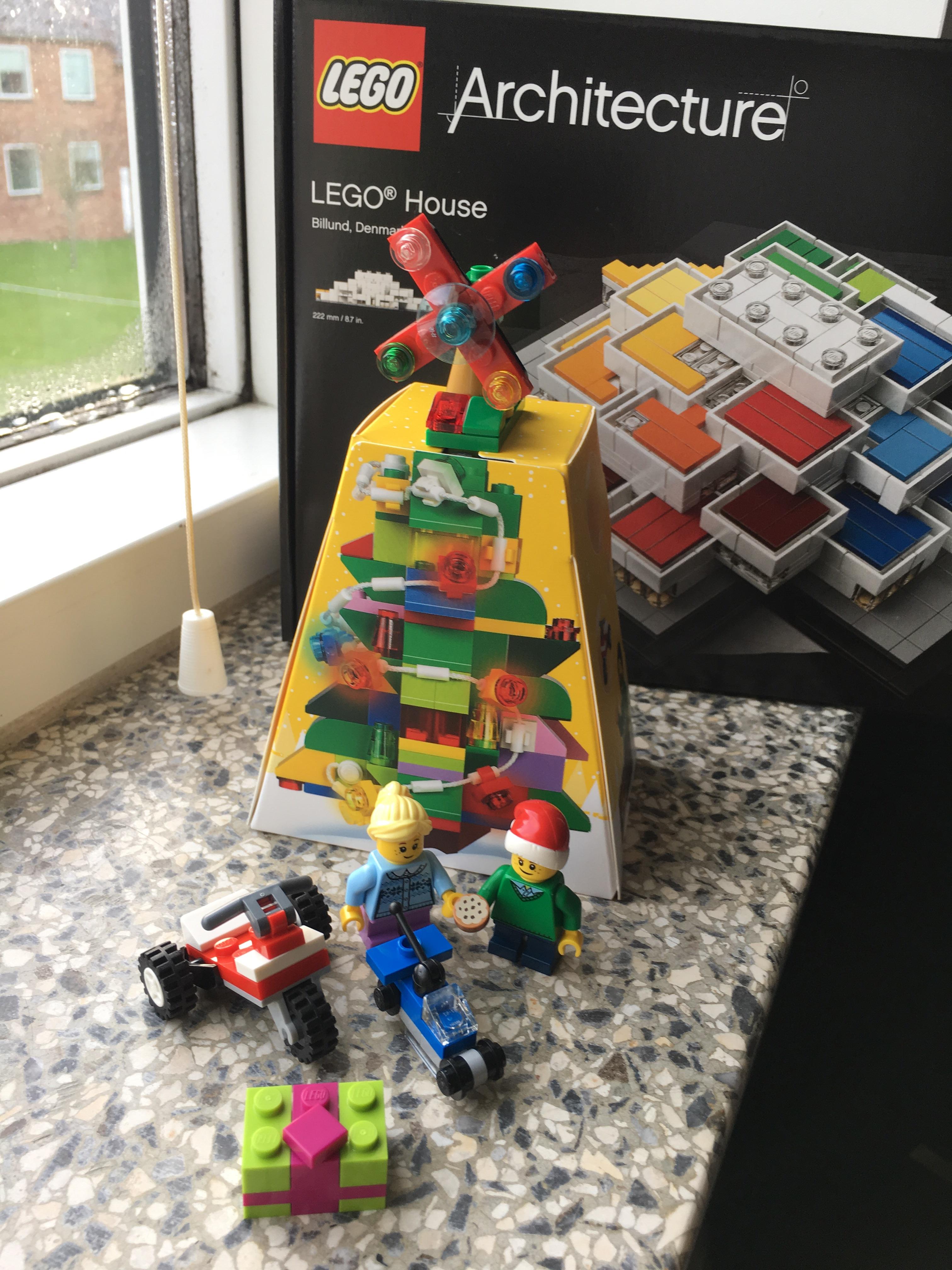 Lego 2023 Christmas Free Gift Went to the Lego House, got a free gift! Small but cute Christmas scene