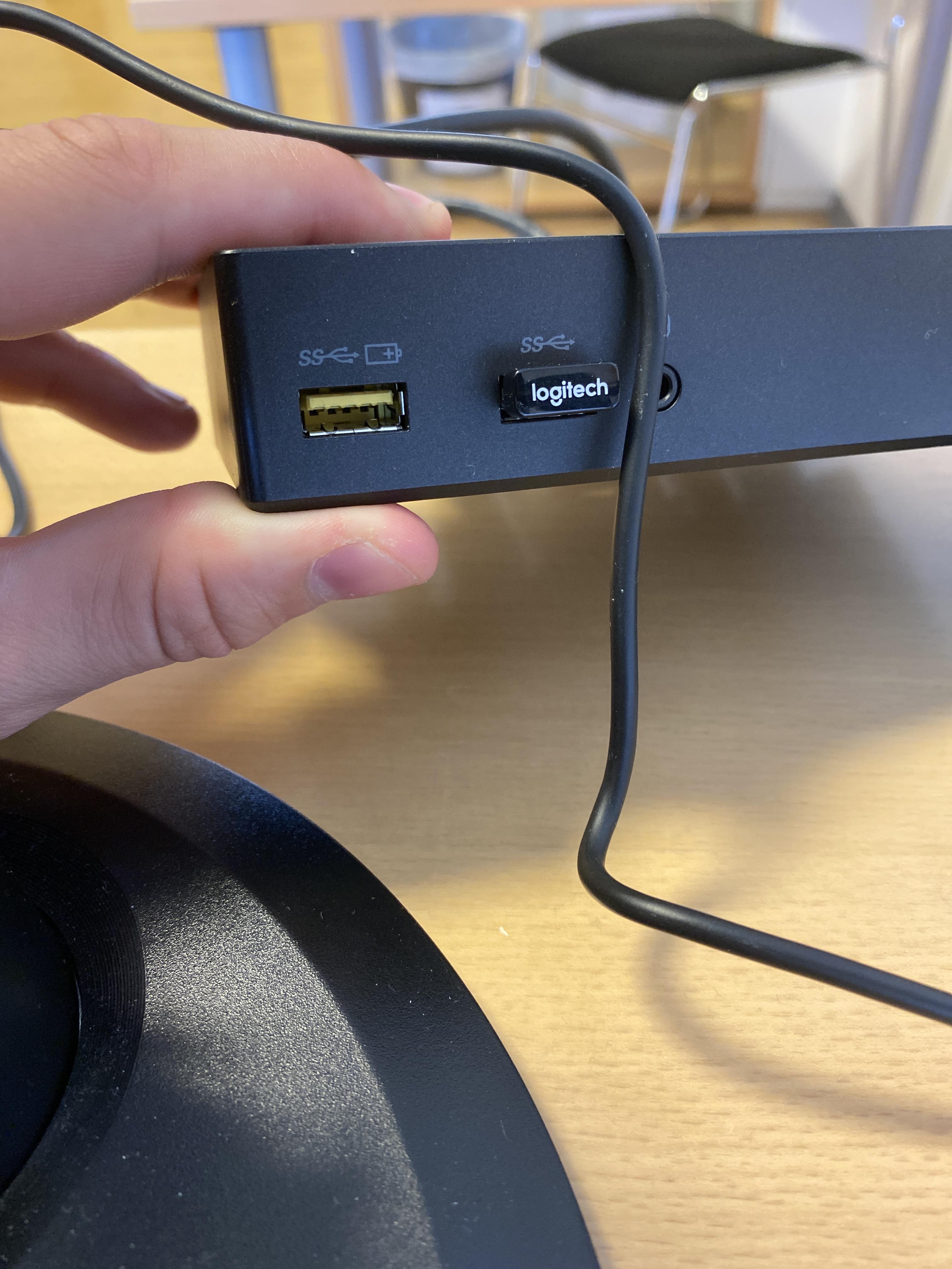 Is it safe to charge my phone in a yellow SS port? r/USB