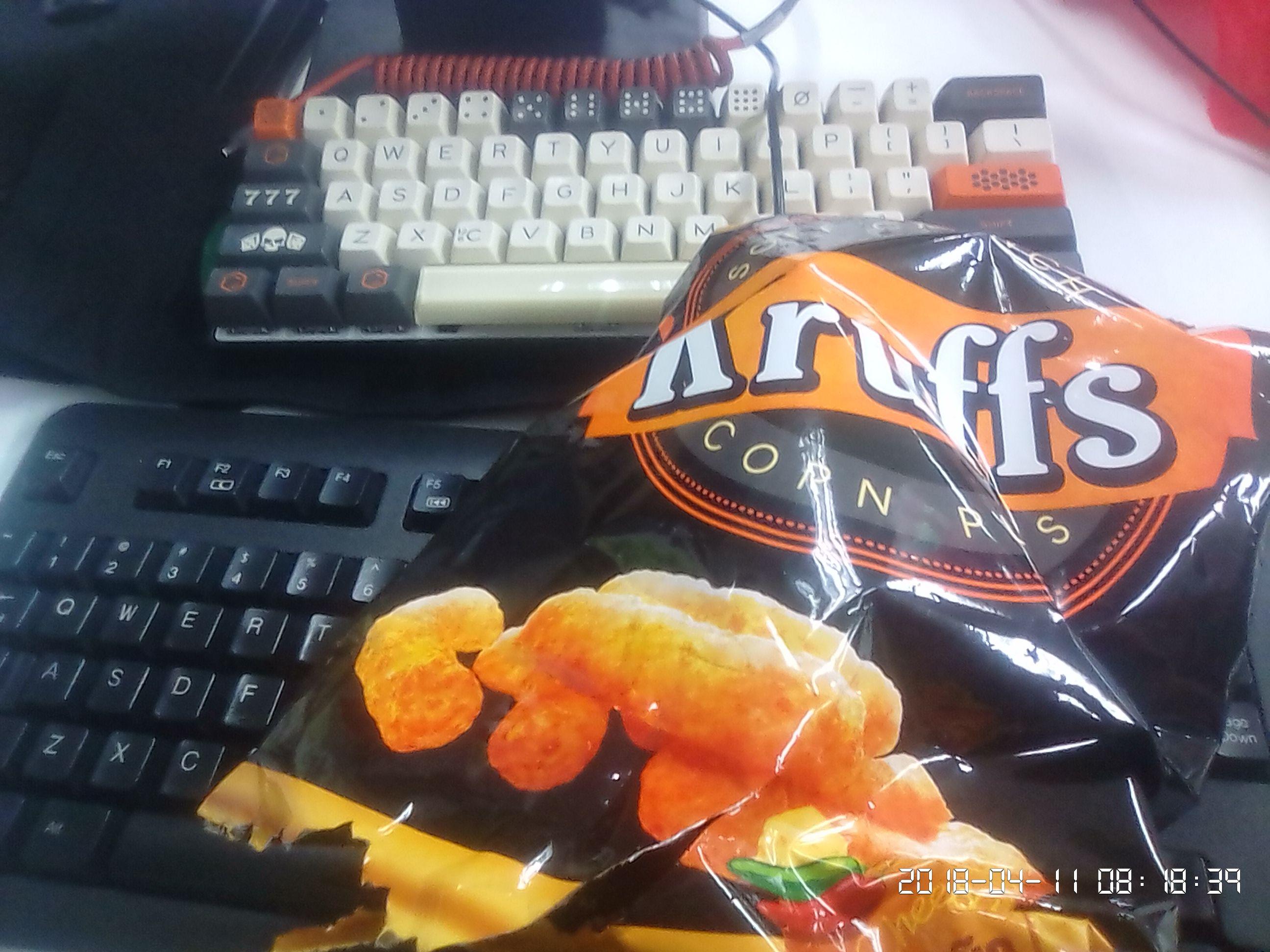 [photos]How to eat cheese puffs. r/MechanicalKeyboards