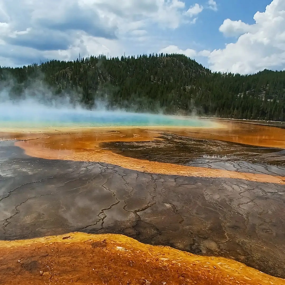 Yellowstone hotspring flats r/AestheticWallpapers