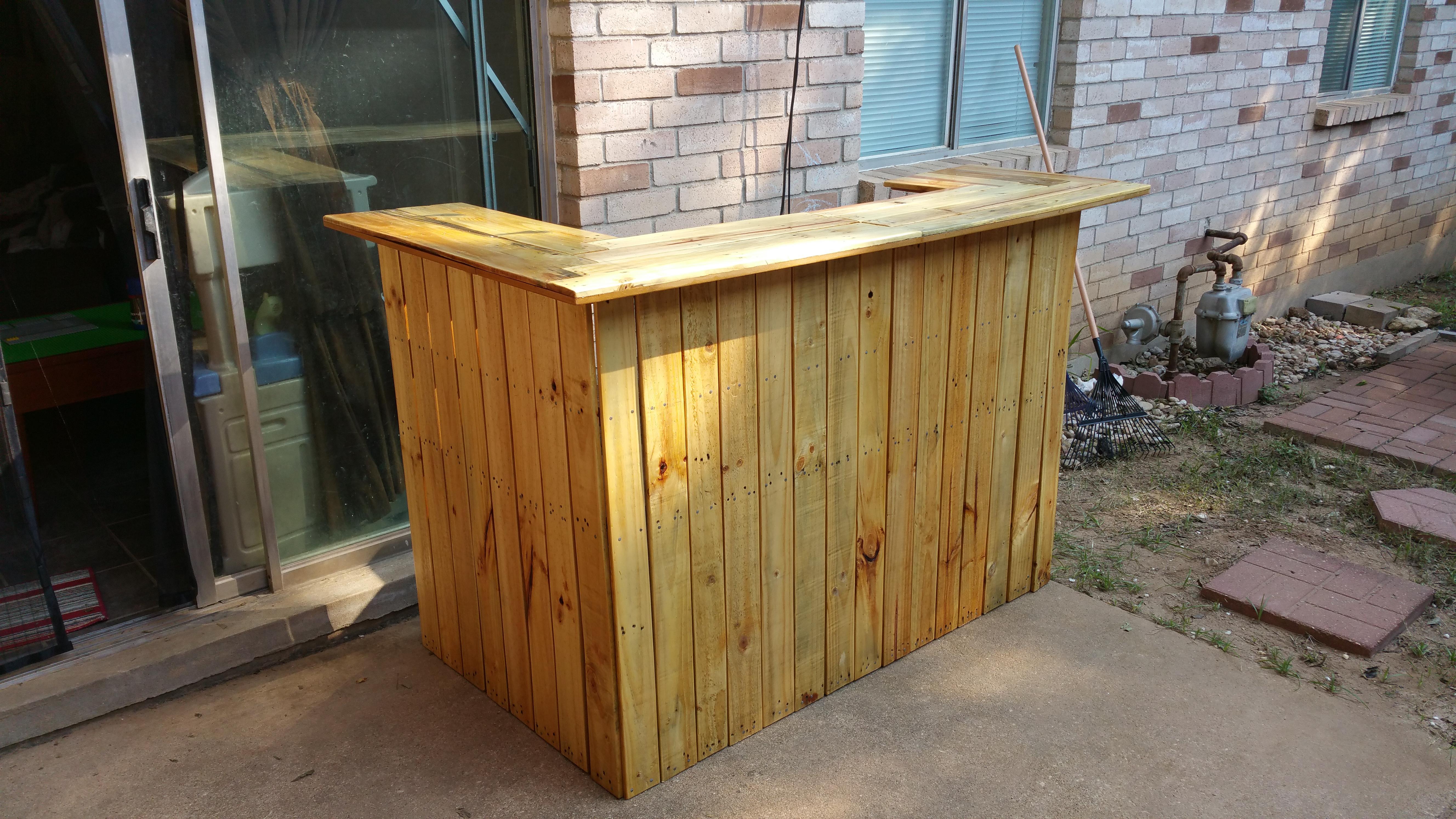 Built an outdoor bar with pallet wood r/palletfurniture
