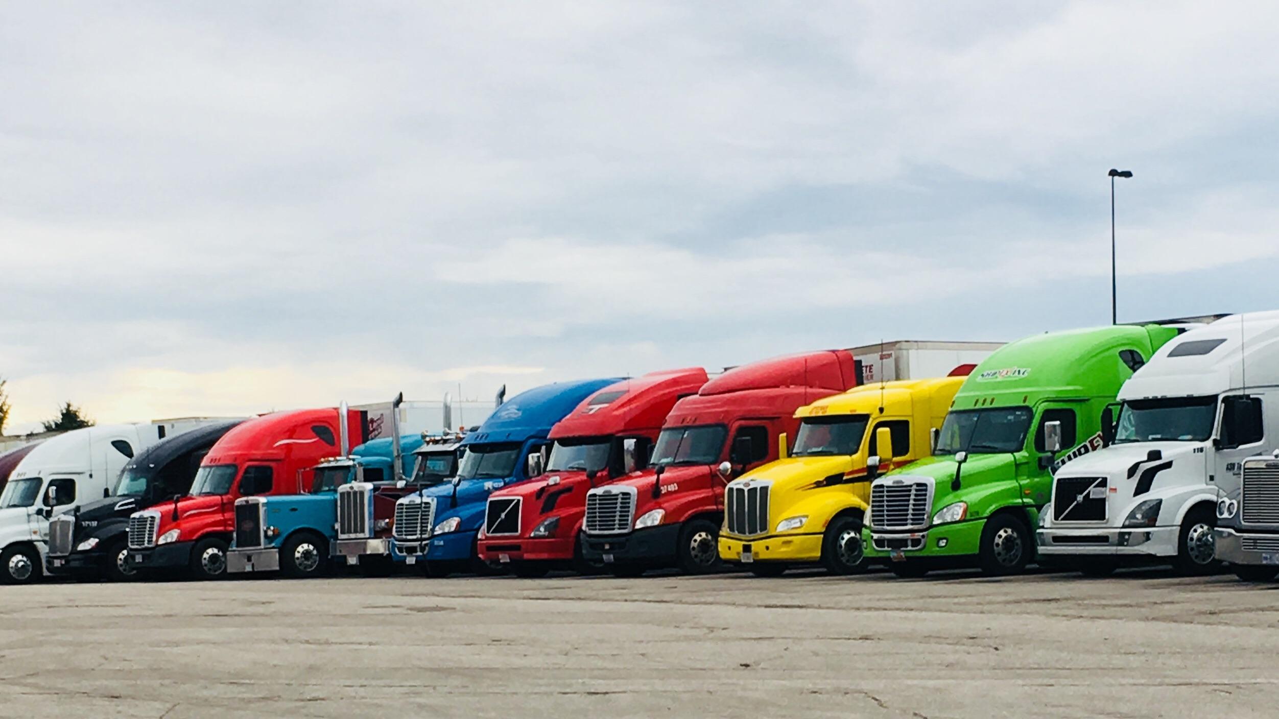 A rainbow of trucks I saw yesterday r/Truckers