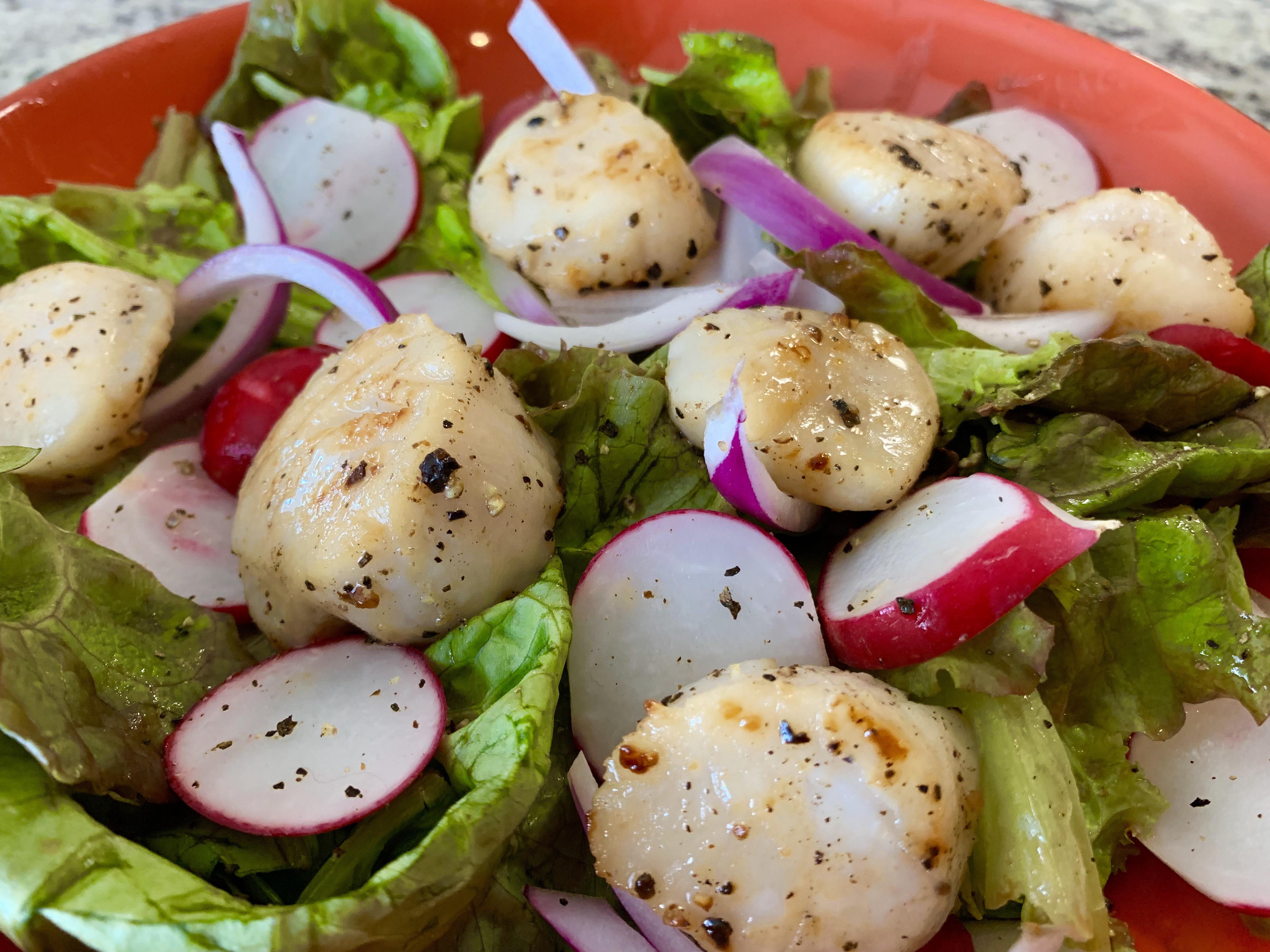 Pan seared scallop salad with radishes and red onions r/tonightsdinner