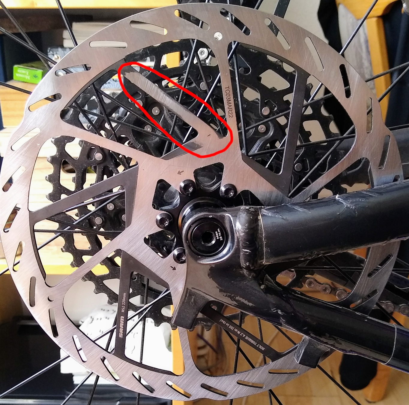 New rear Rotor Day! Sits good, lets clean it wait the "paint" comes off when i use brake