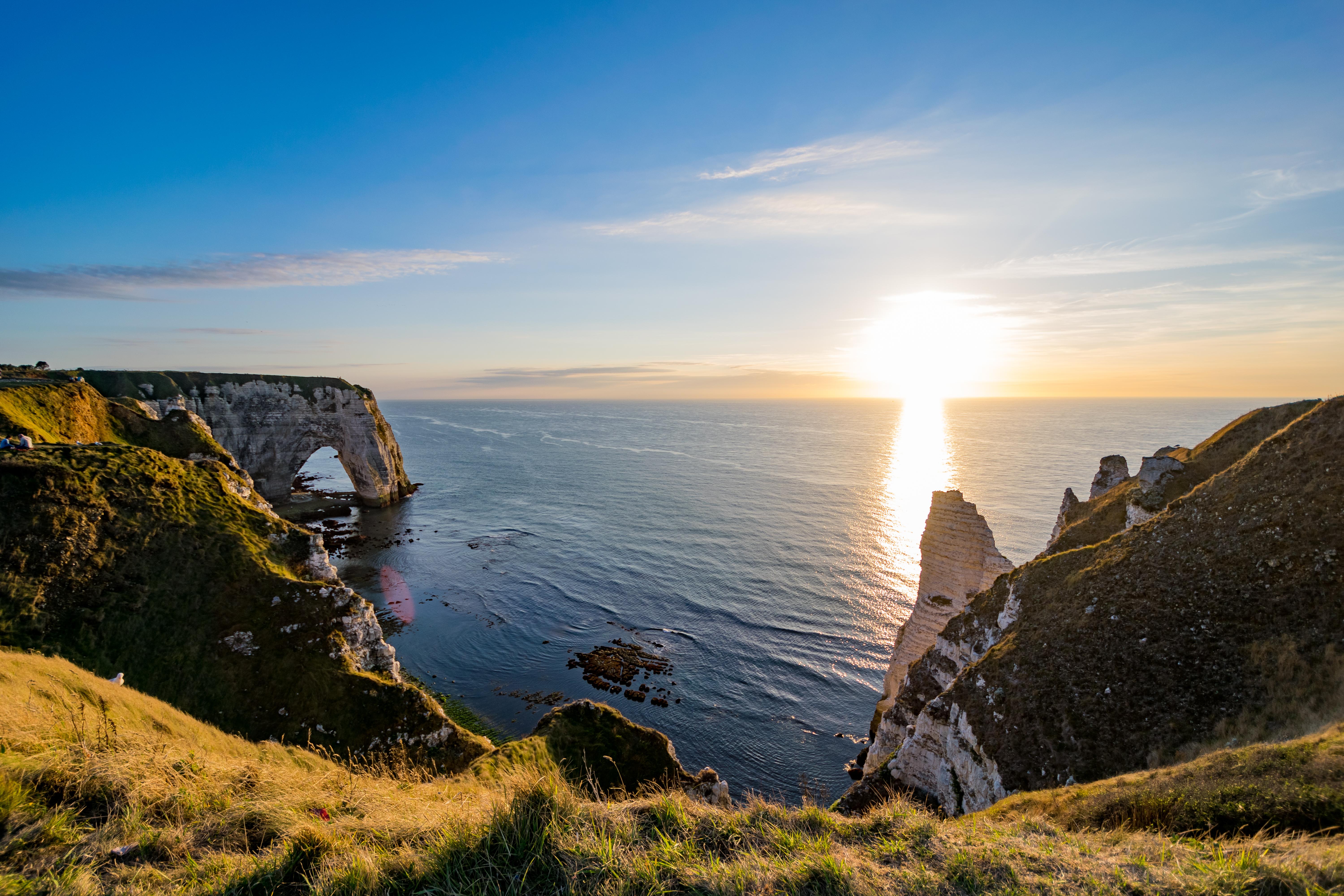Natural Chalk Cliff Arch in Étretat, France. [OC][6000x4000] EarthPorn