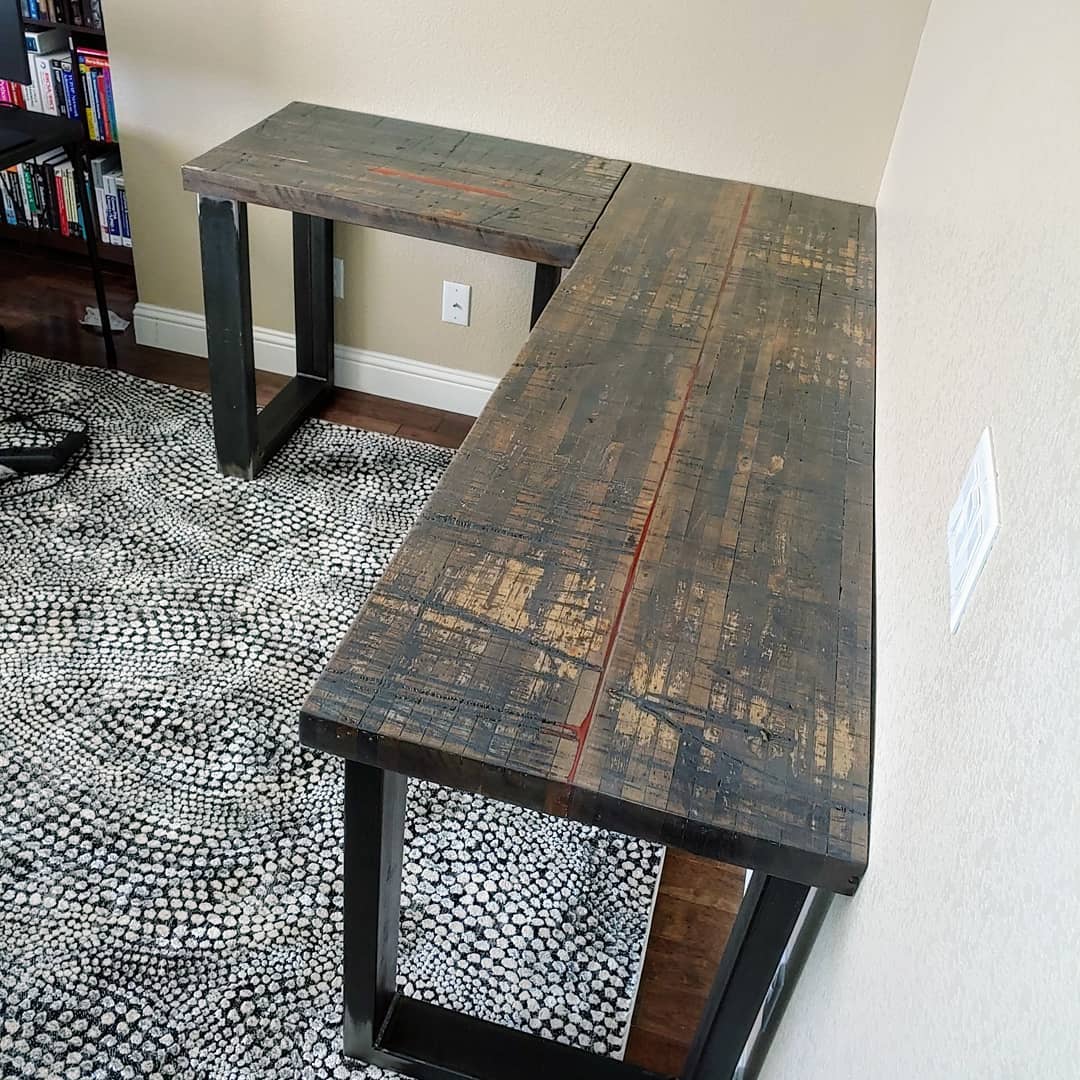Custom Reclaimed Boxcar Flooring Desk I Built for a Friend r/woodworking