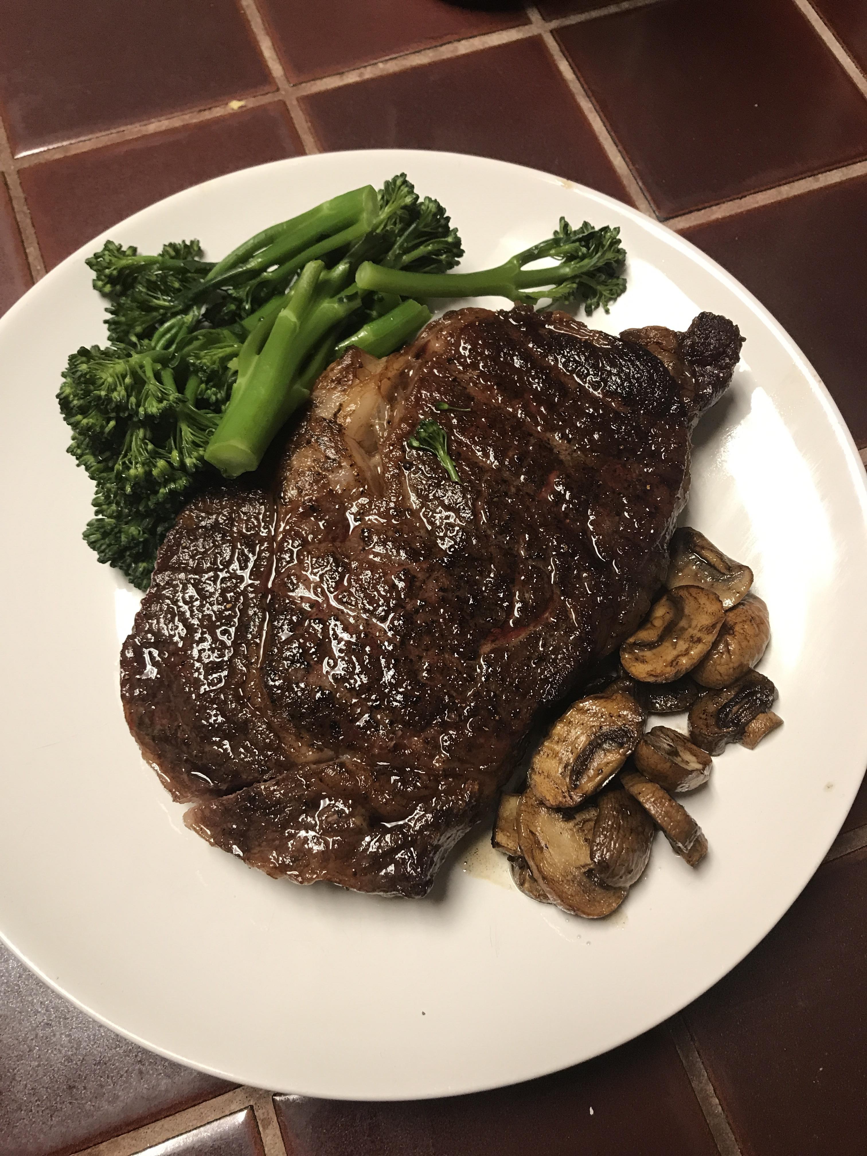 [Homemade] Ribeye in my new cast iron food