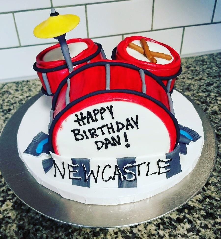 I thought my fellow drummers would enjoy my birthday cake 😁🥁 r/drums