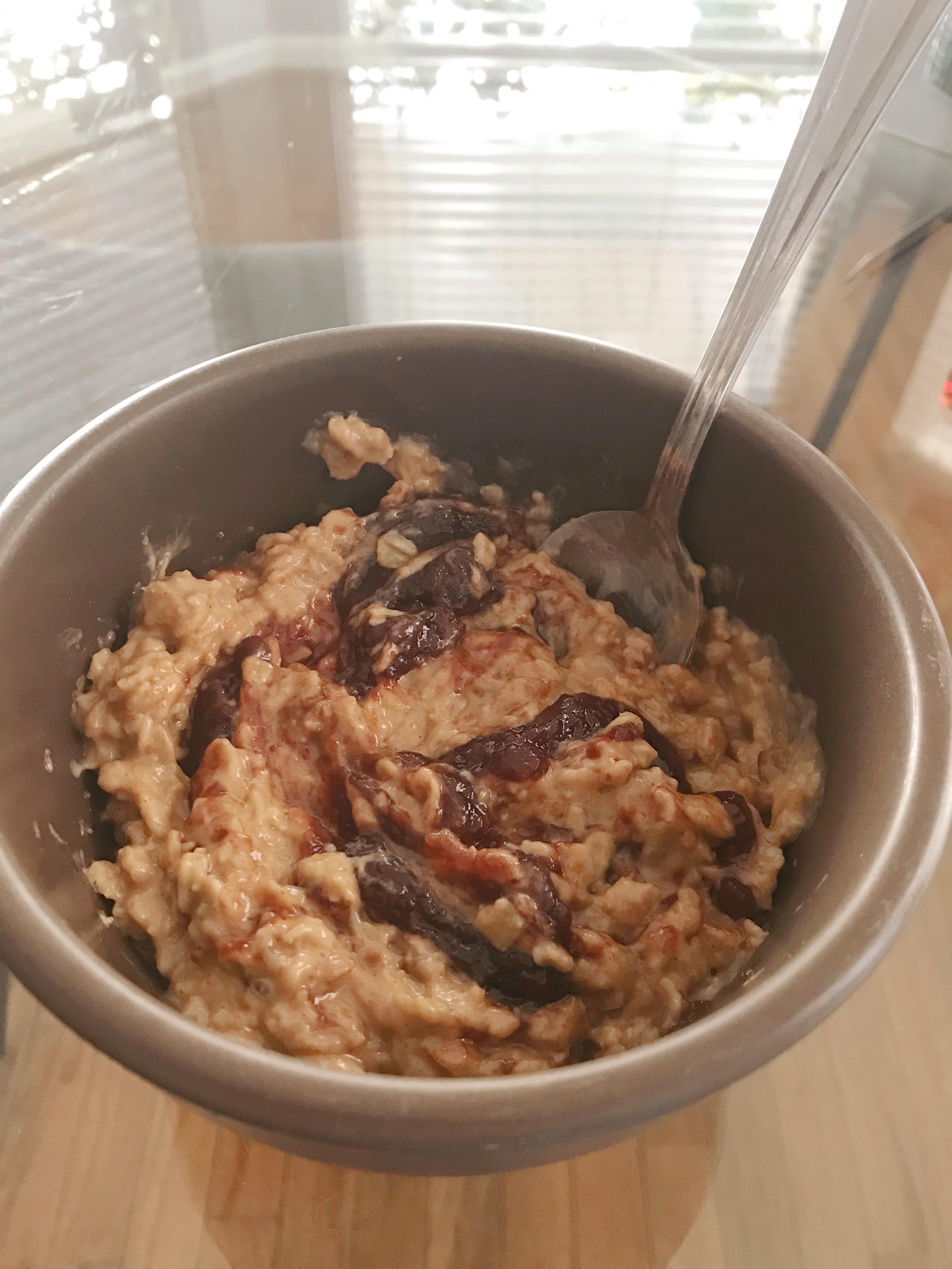 418 calorie lunch peanut butter and jelly oatmeal! Definitely packs a