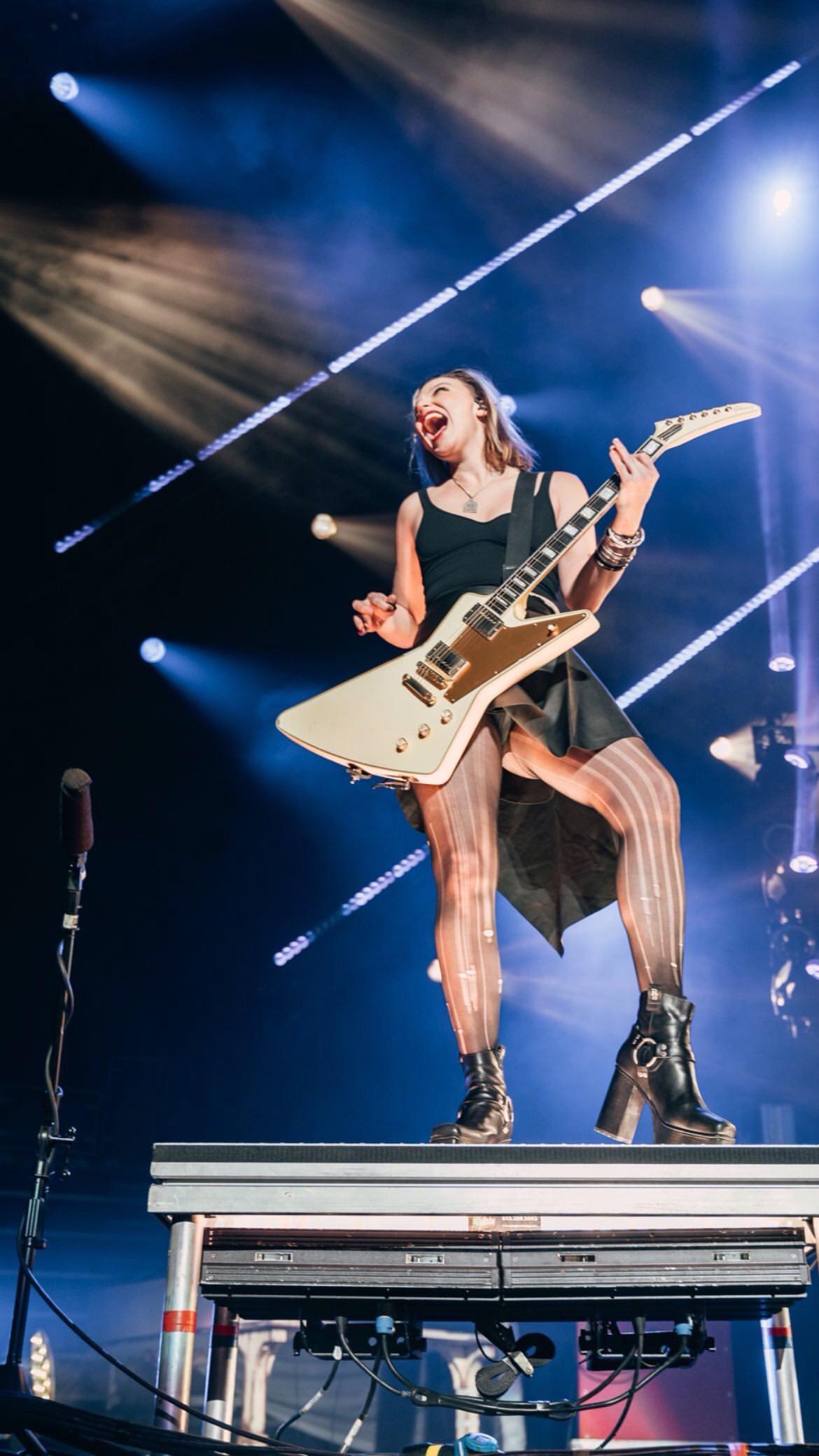 Lzzy Hale is so gloriously sexy! : Room1334