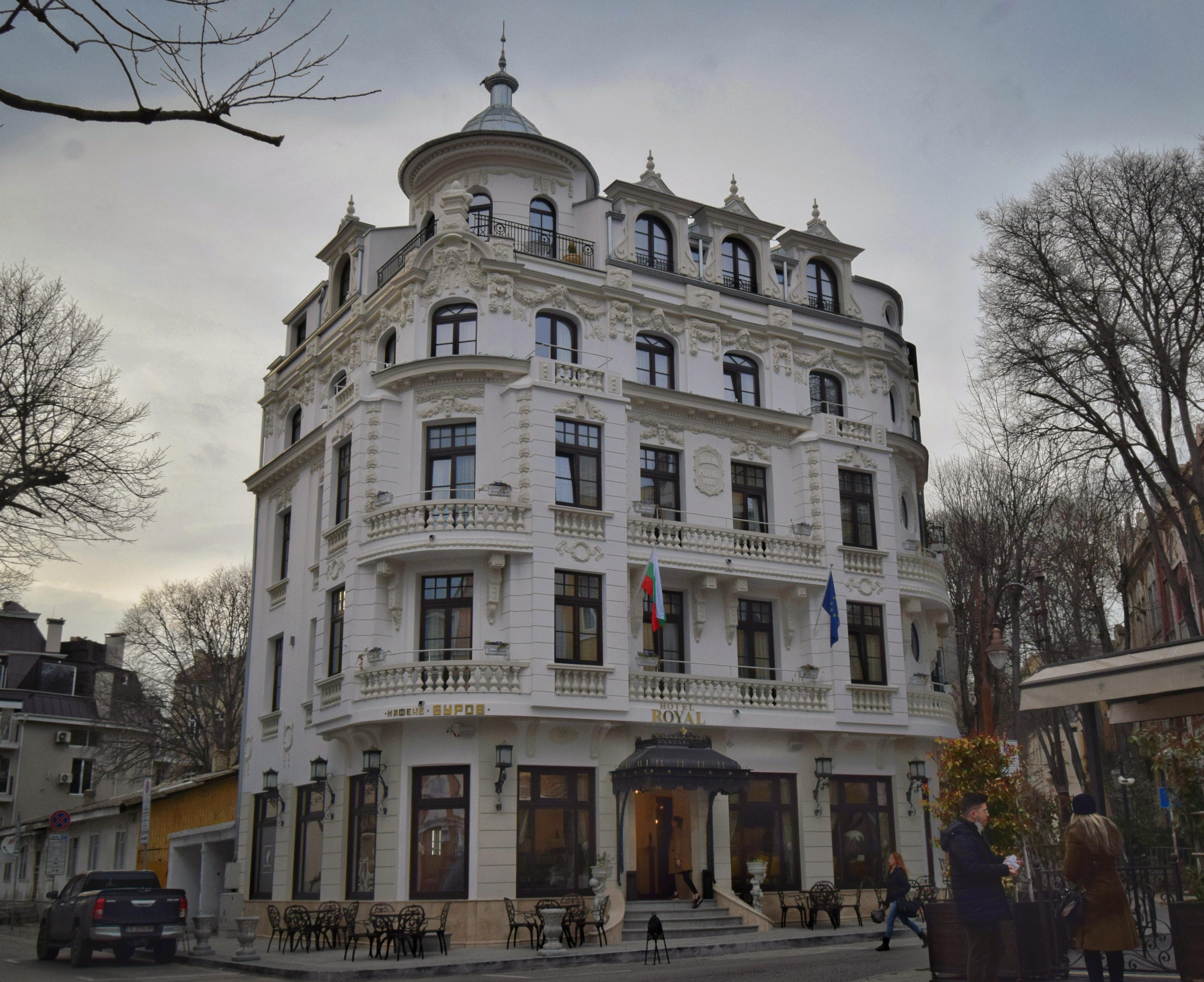 Hotel "Royal" in Varna, Bulgaria. Built in 1905, now restored and revived. r/ArchitecturePorn