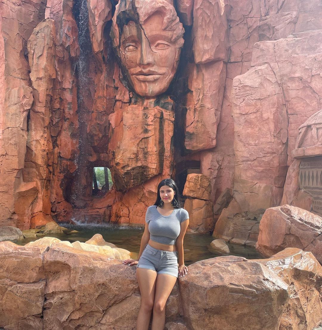 Tabitha Lookofsky : 2busty2hide