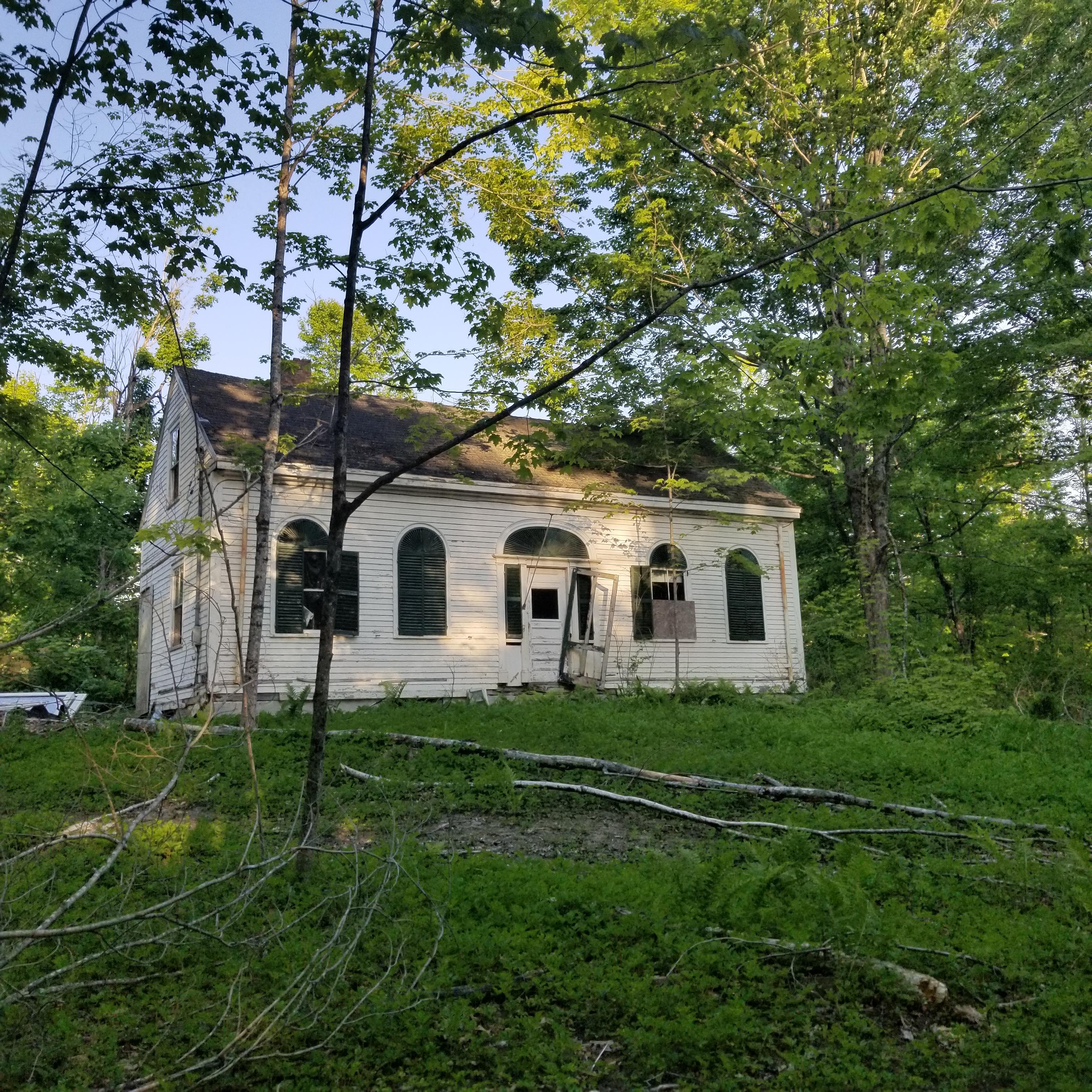 Abandoned house seen in Dresden last summer. Just beautiful. r/Maine