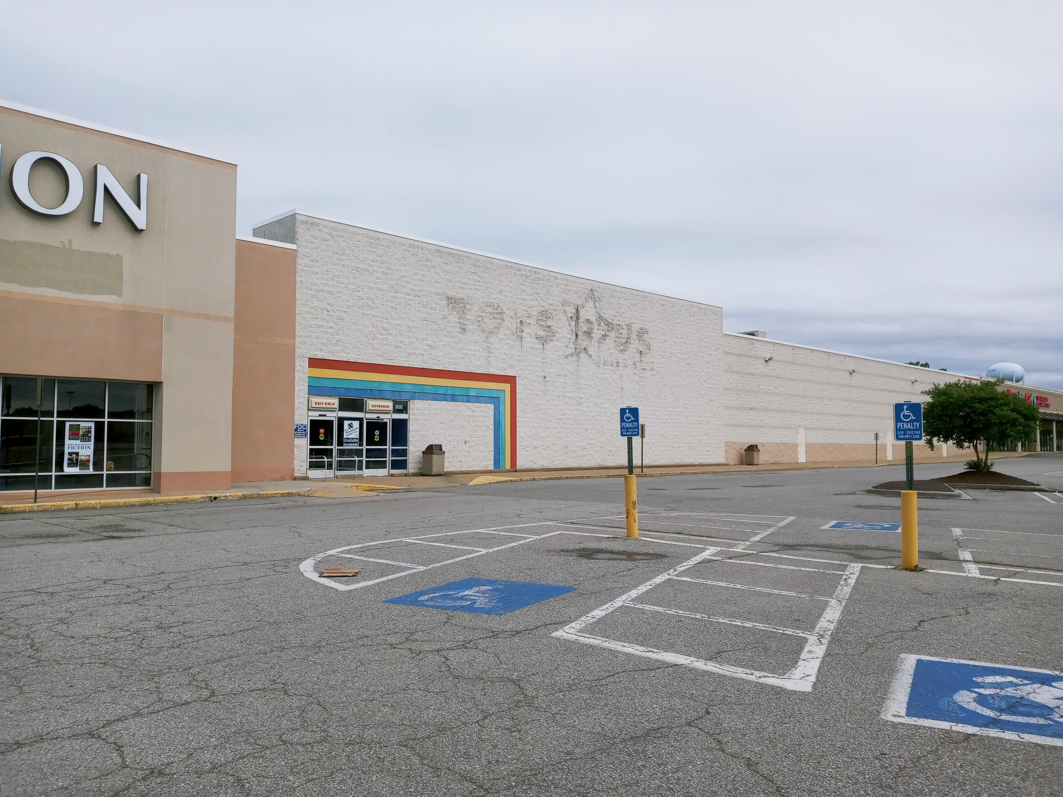 Abandoned Toys "R" Us building [4160 x 3120] r/retailporn