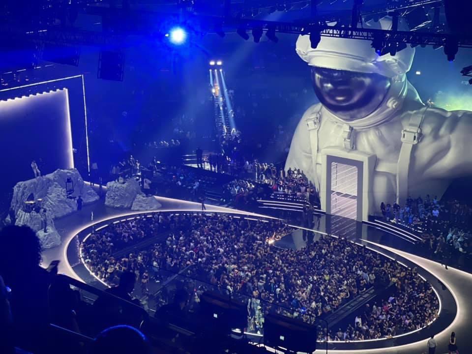The set of the MTV 2021 VMA’s r/pics