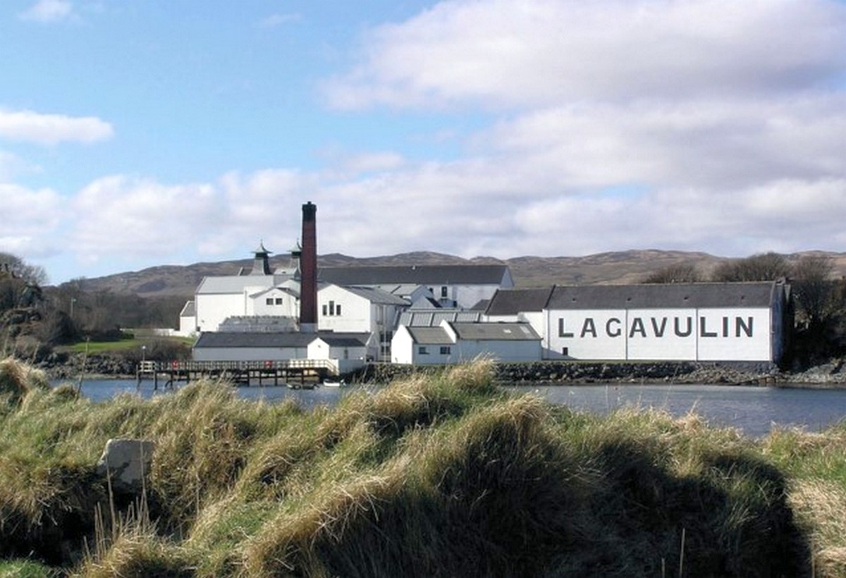 Lagavulin distillery, Islay. r/PandR