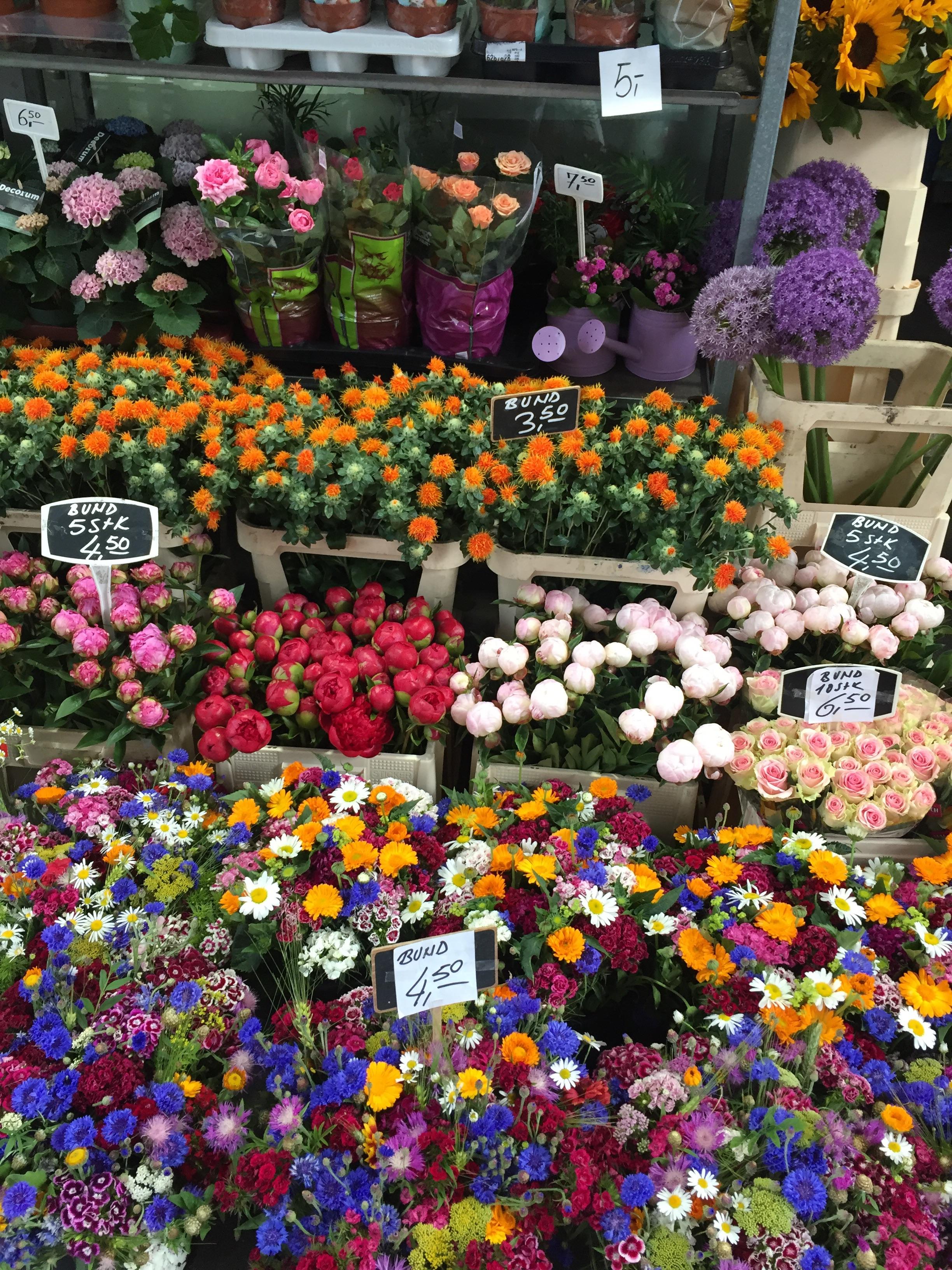 Amazing flower stands in Berlin (such cheap peonies!) r/plants
