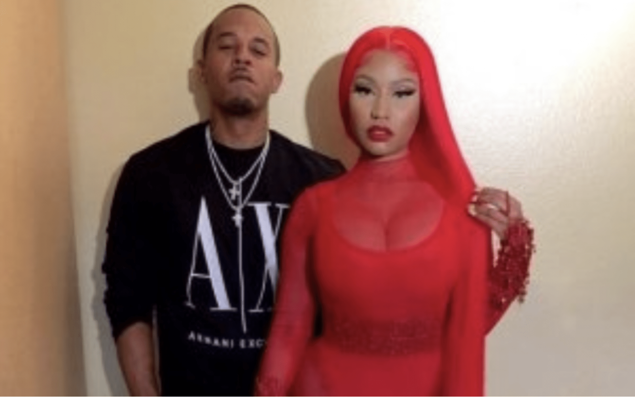 Famous person with 3 arms r/confusing_perspective