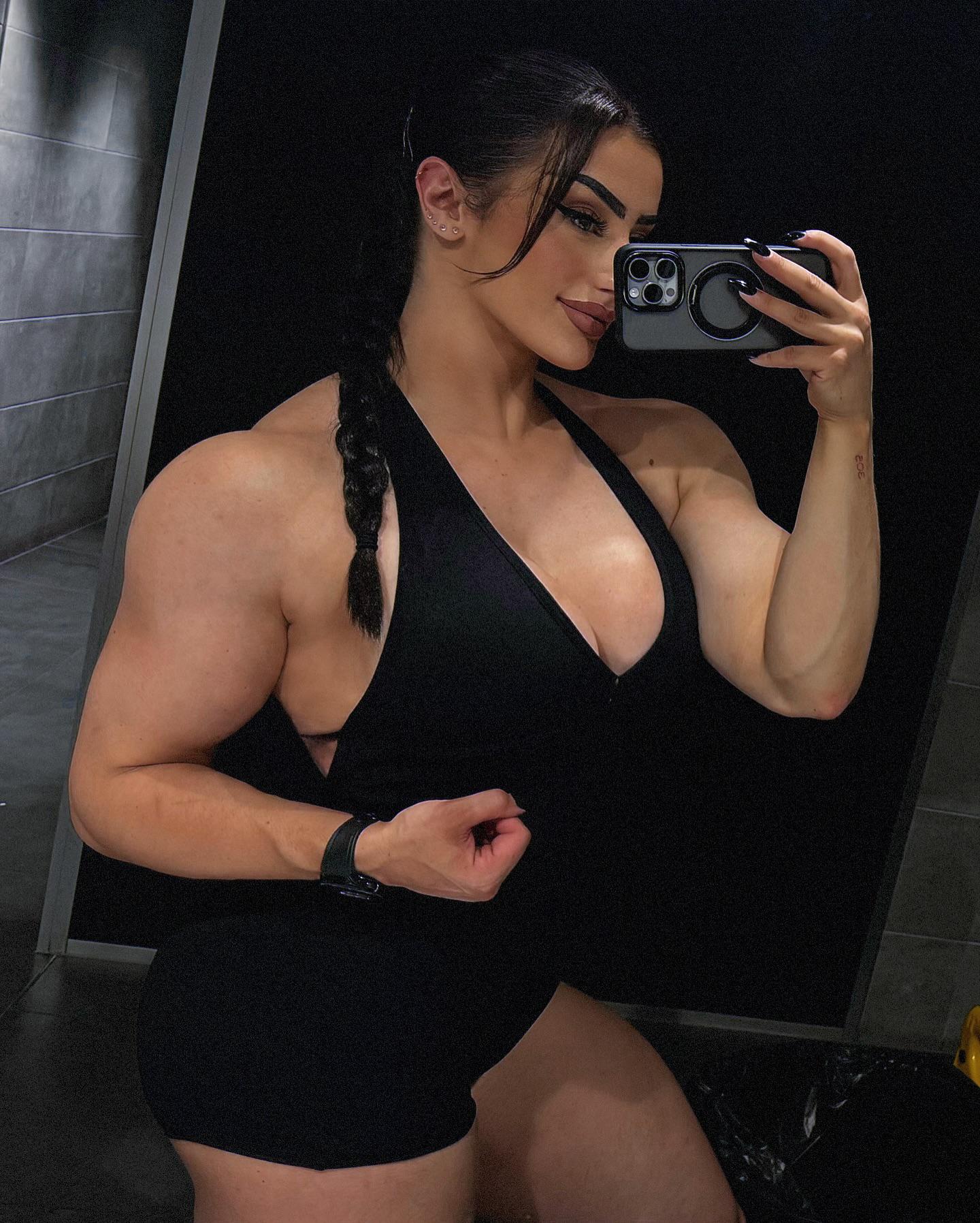 IG: @kikivhyce : musclegirllove