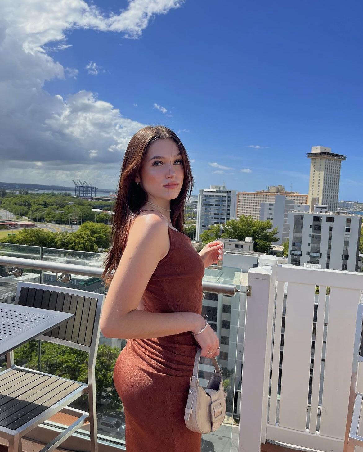 Thick light skinned Latina 😍 - Sexy