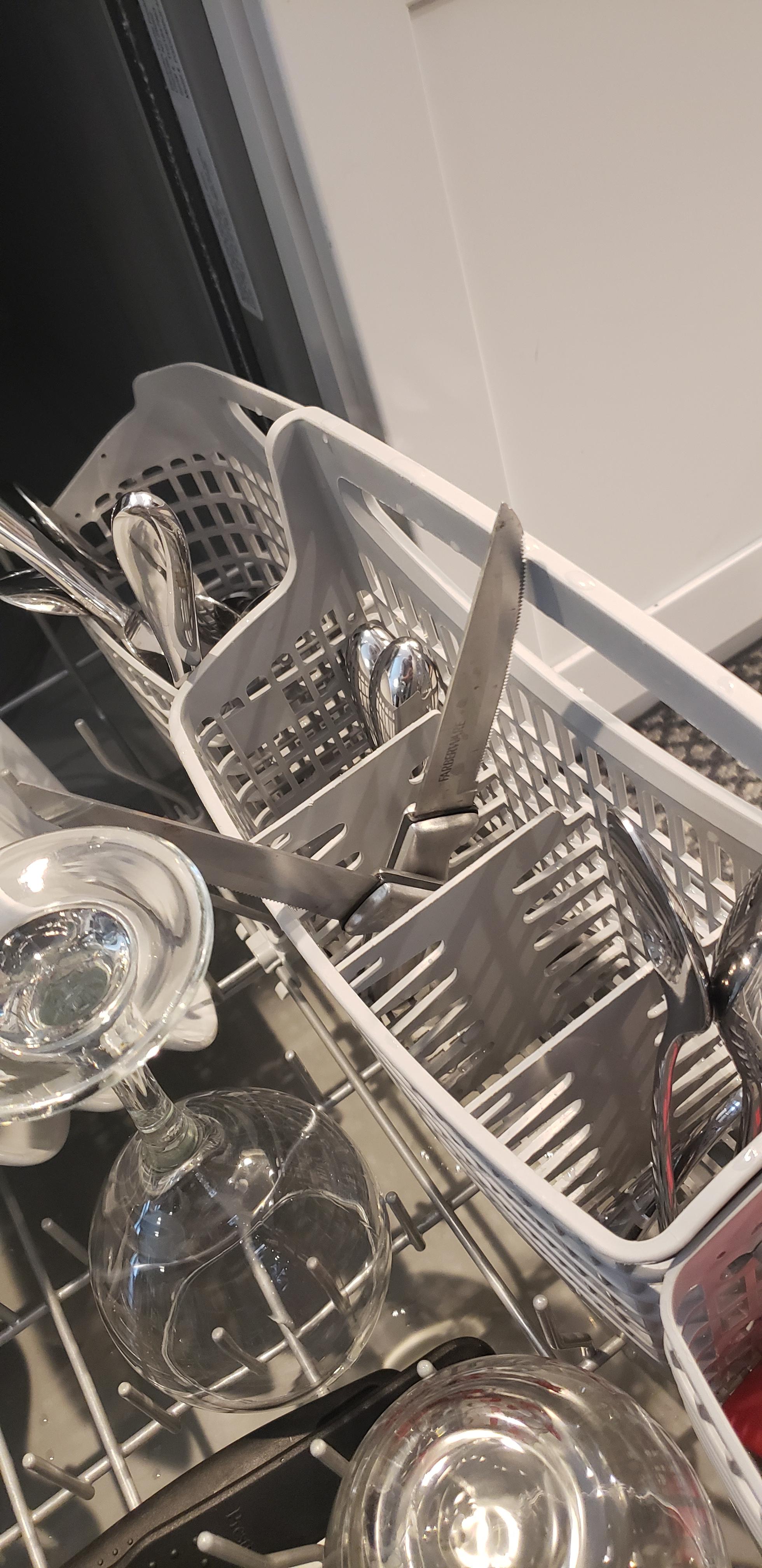 The way someone put these knives in the dishwasher. r/mildlyinfuriating