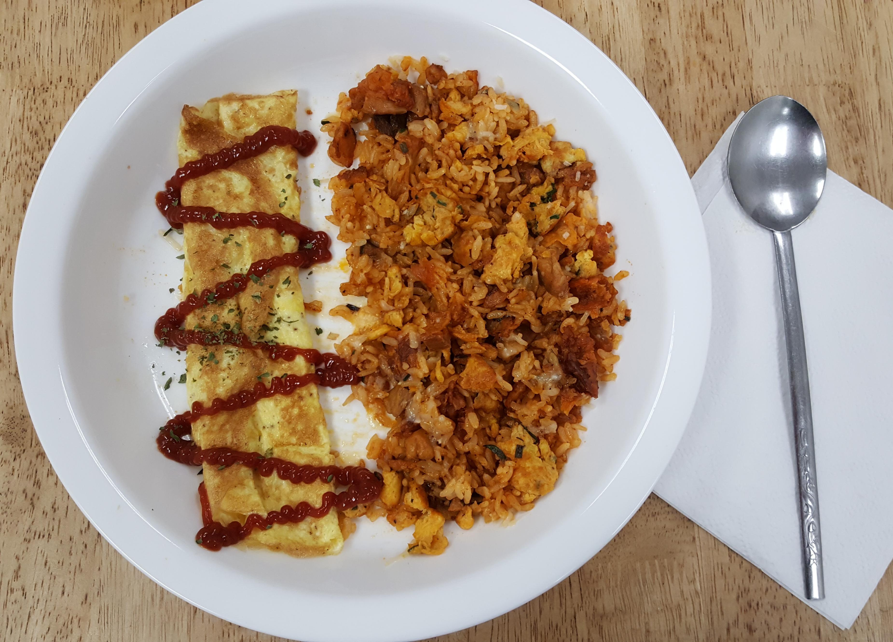 [Homemade] Spicy chicken fried rice with eggs and ketchup r/food