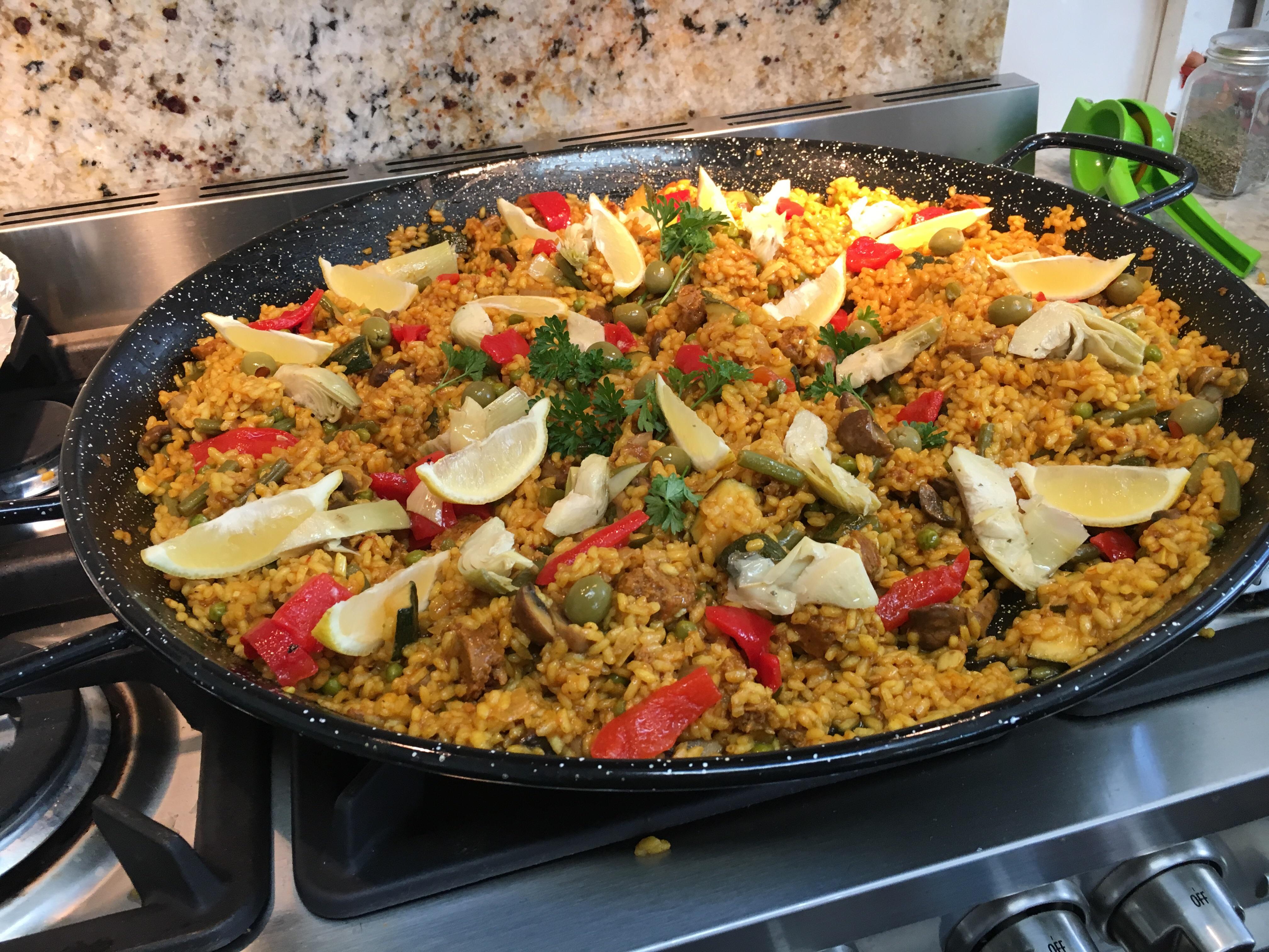 My aunt, a Spanish paella chef, cooked a special vegan paella for me last night. r/vegan
