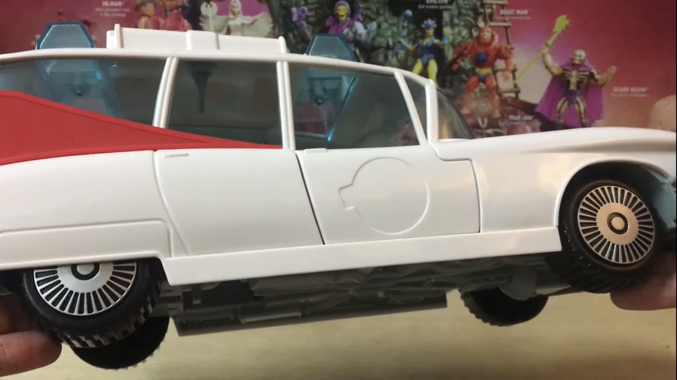 For anyone who cares the Kenner Classics Ecto1 does not have vacuum
