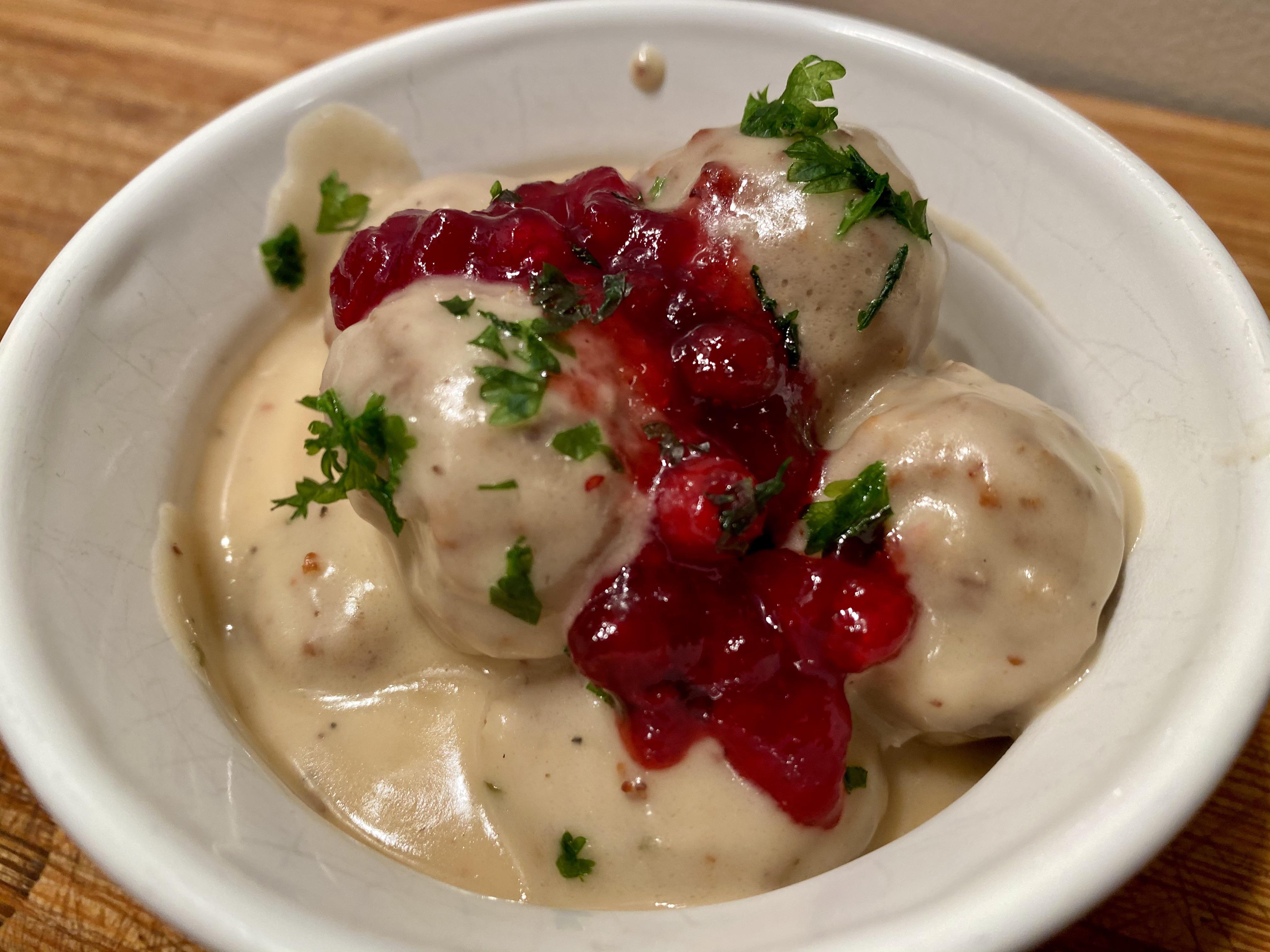 [Homemade] Swedish meatballs with lingonberry sauce r/food