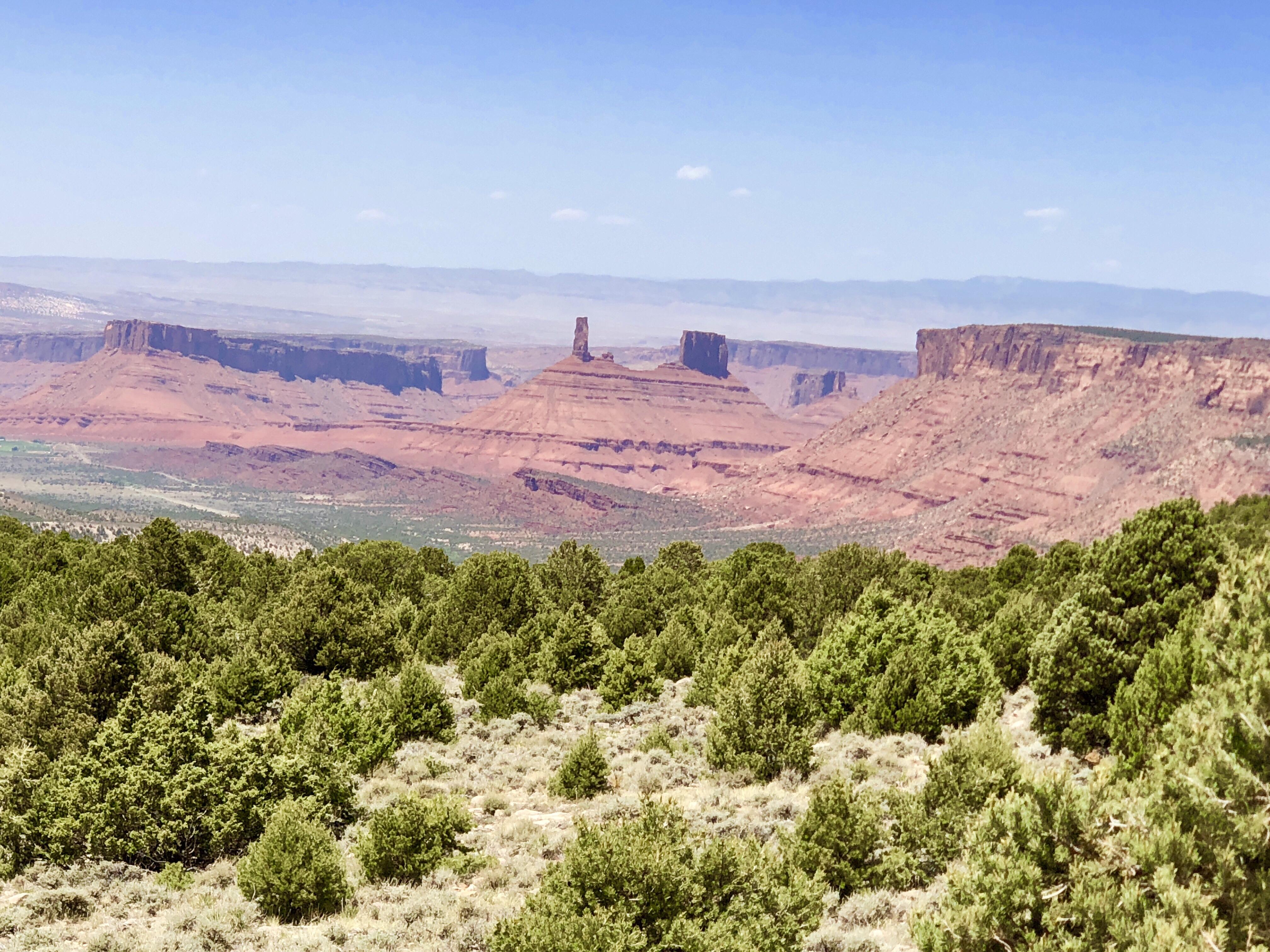 View of Castle Valley from La Sal Loop Rd, near Moab, UT. [OC