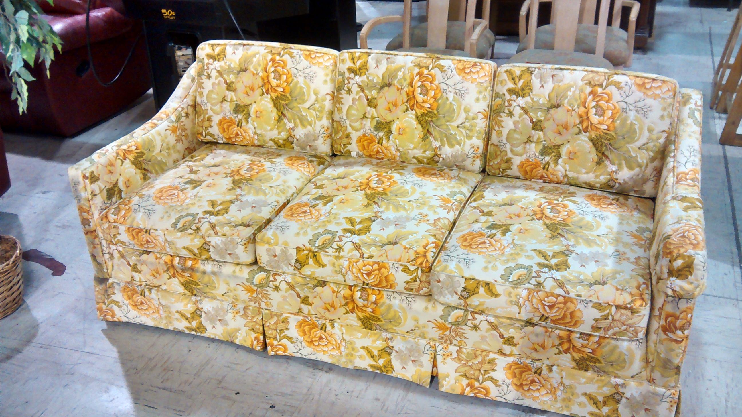 Found this beautiful couch at a flea market. Can I get a "whoa Bundy