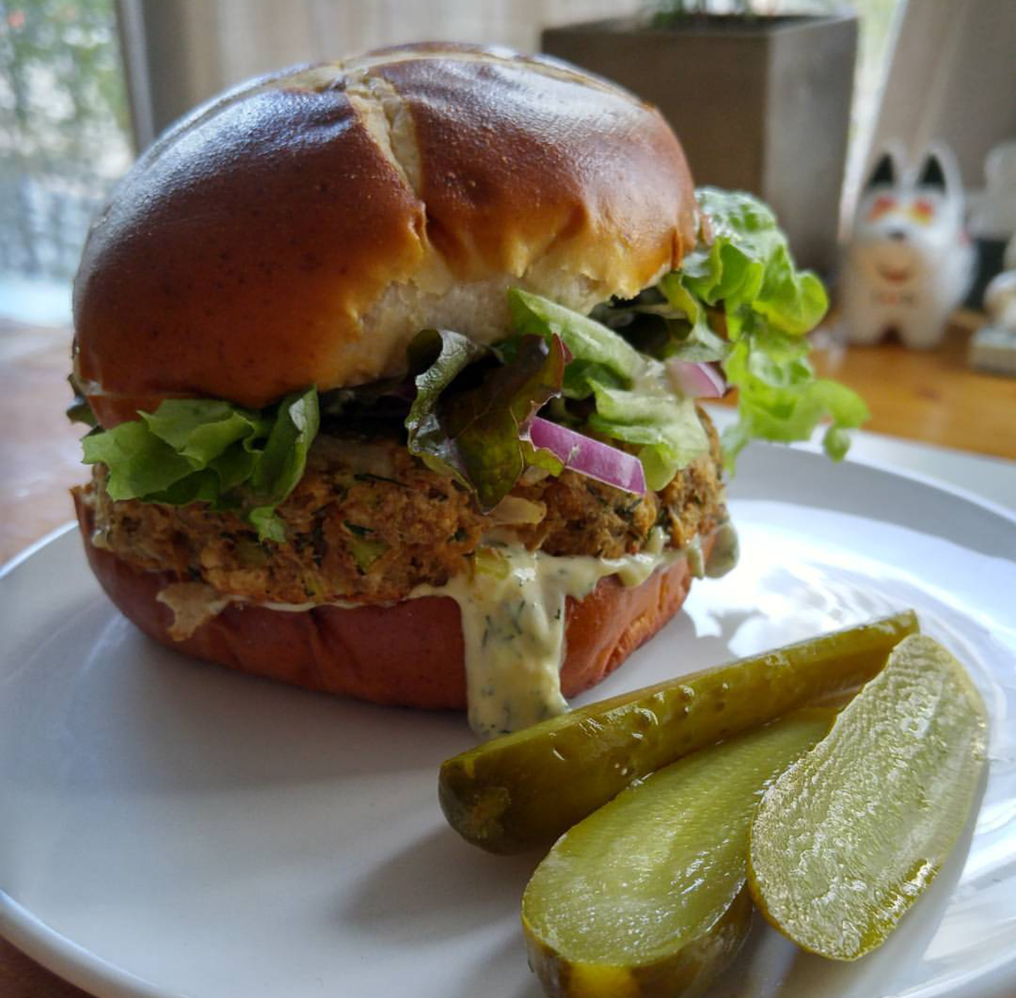 [HOMEMADE] Tuna Burger with Dill Aioli on a Pretzel Bun r/food