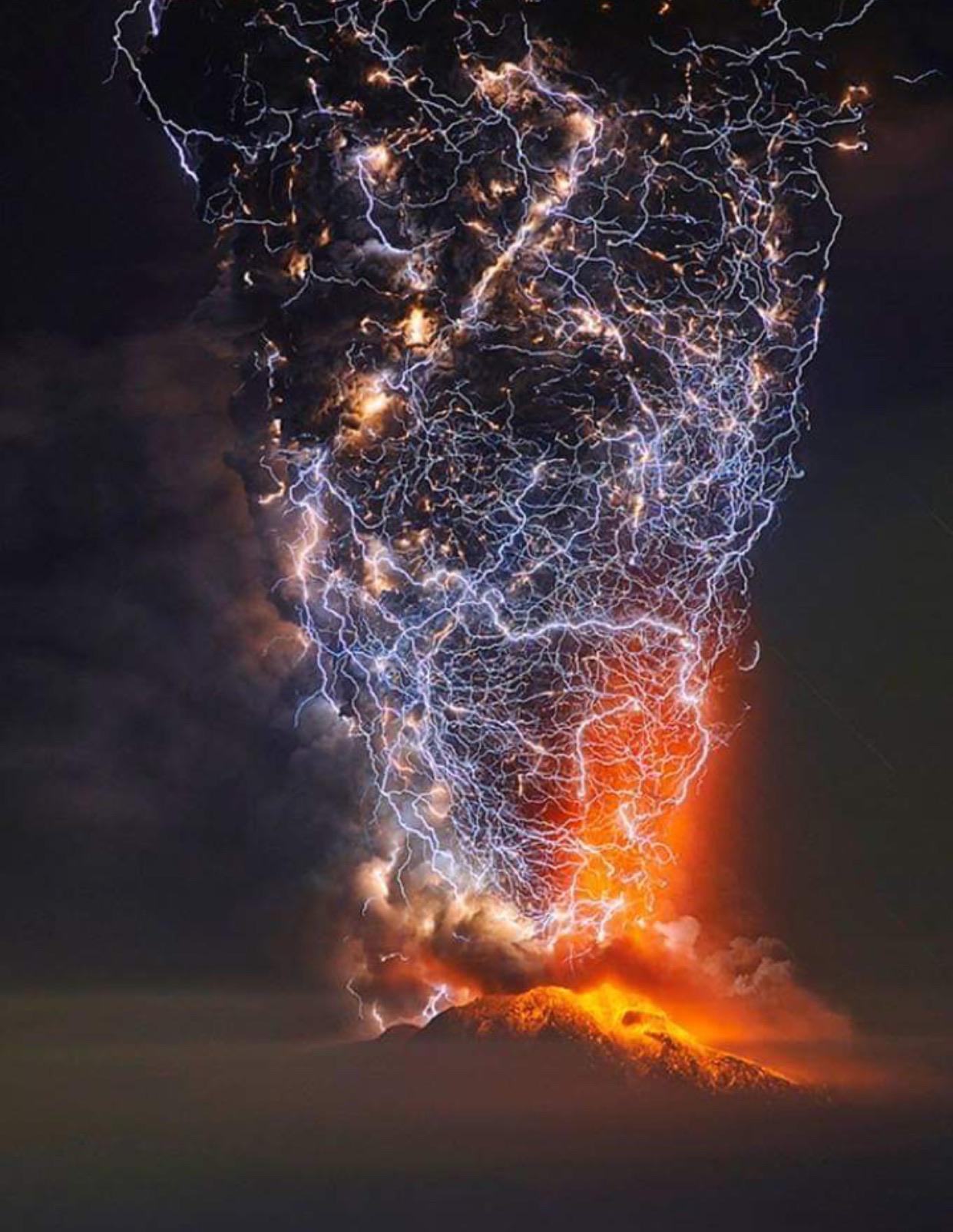 Lighting erupting over a volcano in Hawaii r/TheLastAirbender