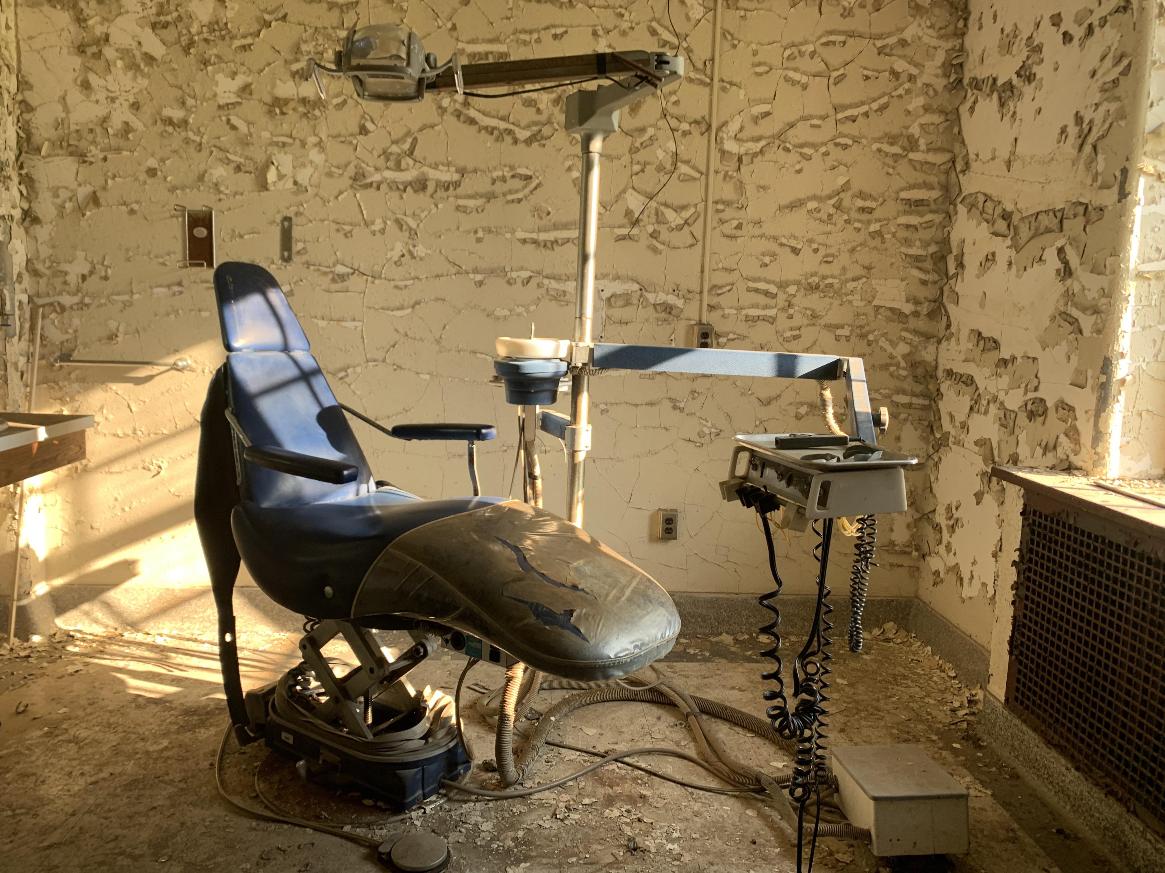 Dentist chair in abandoned asylum r/AbandonedPorn