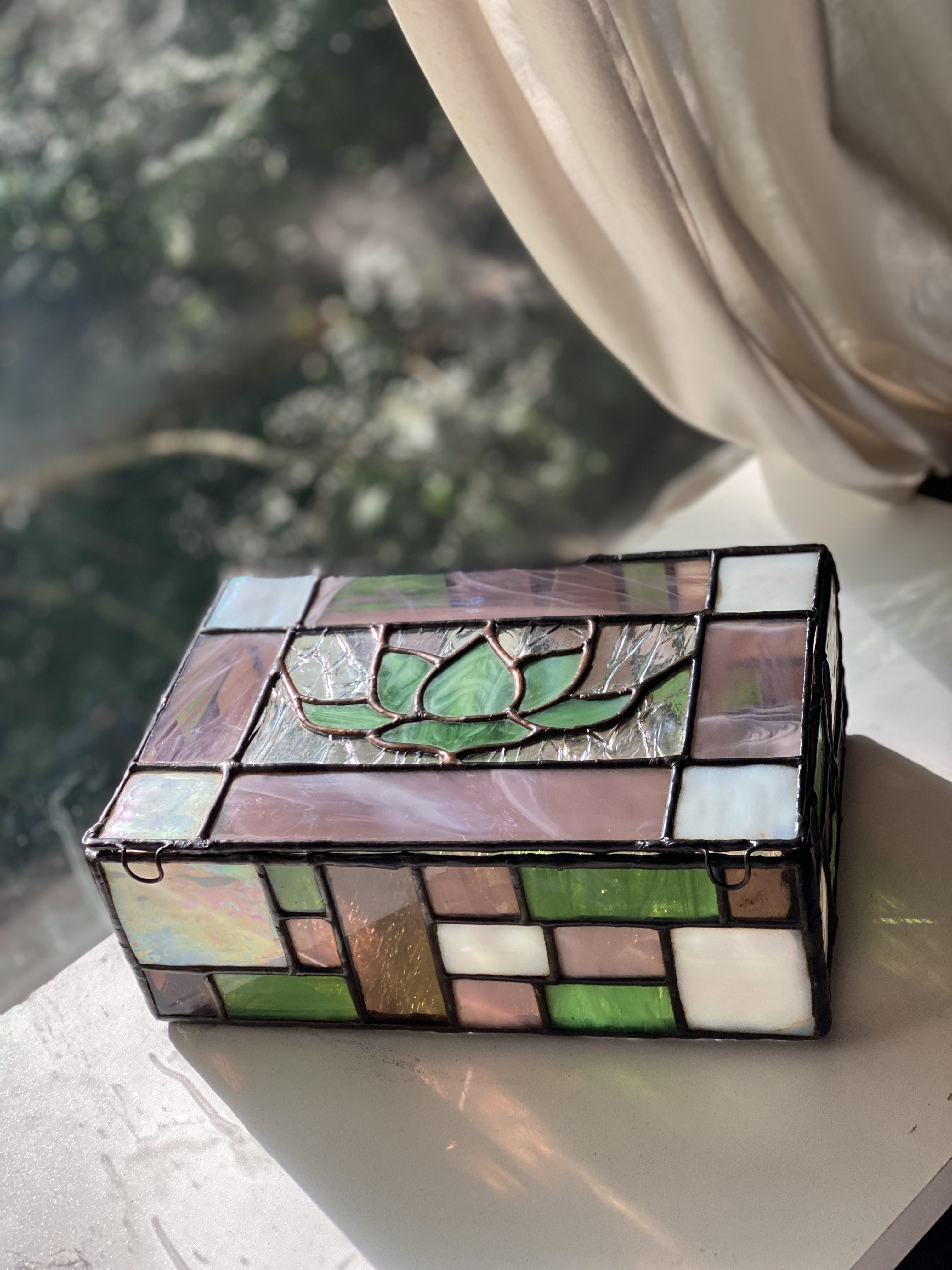 Made a succulent themed stained glass box for a family member 💚 r/crafts