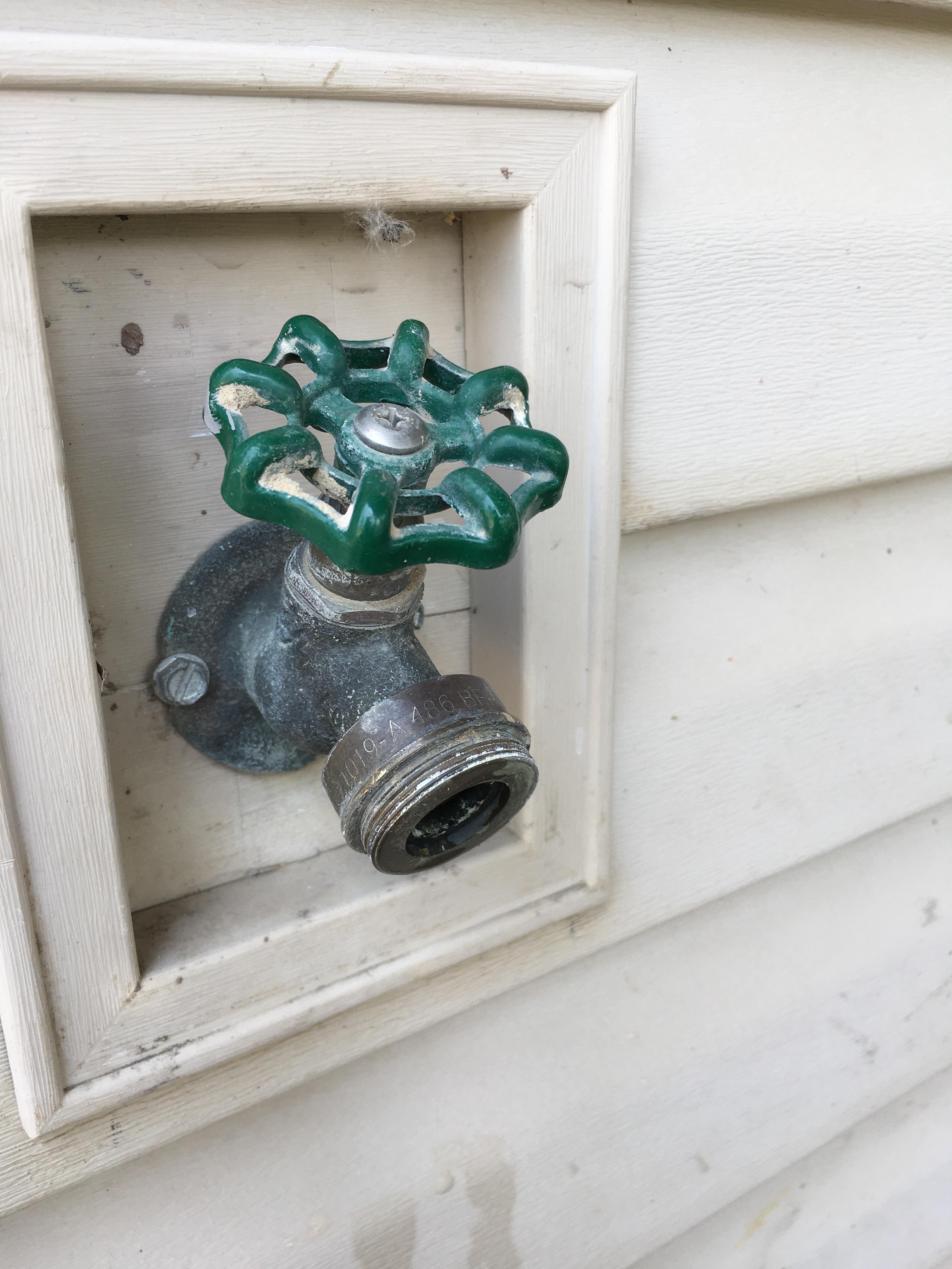 Hey Reddit, is this end piece of the spigot supposed to come off? It