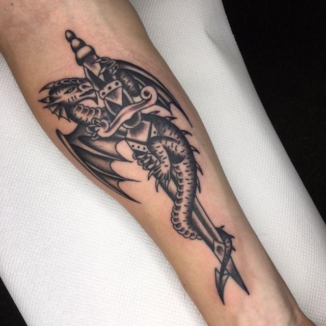 Traditional dagger with welsh dragon by Chris Collins at Frontier