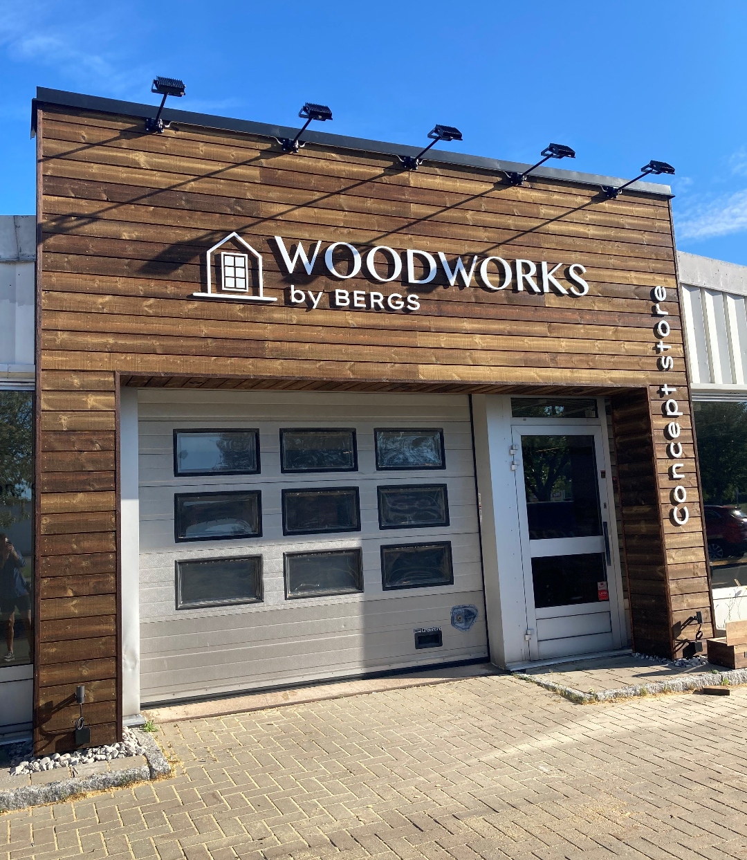 Just walked out of the woodworks store, Kate Moss was inside r/JusticeForJohnnyDepp