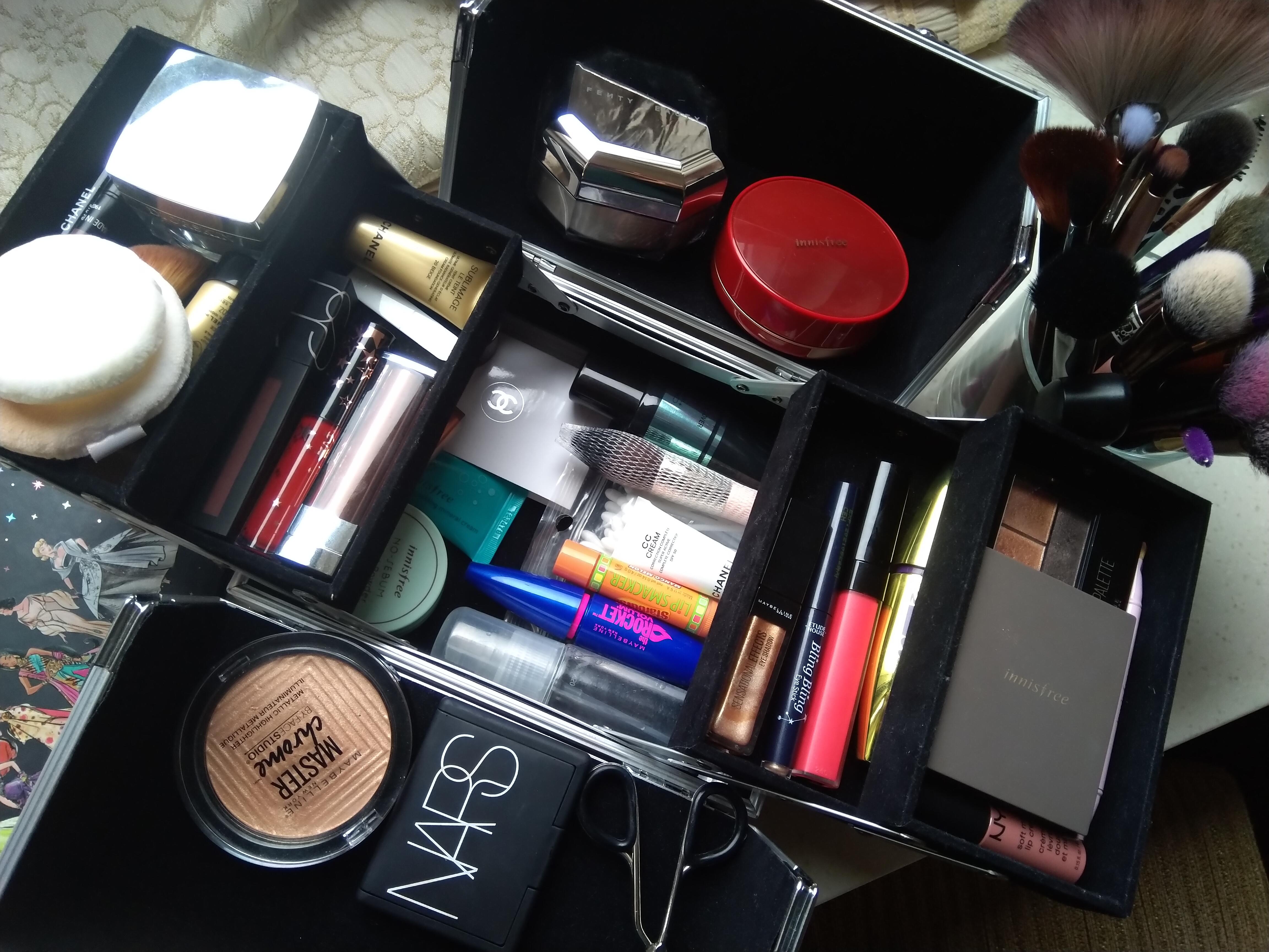 I've been doing my Mom's Makeup everyday! Packed some Products in this Kit and feel like a