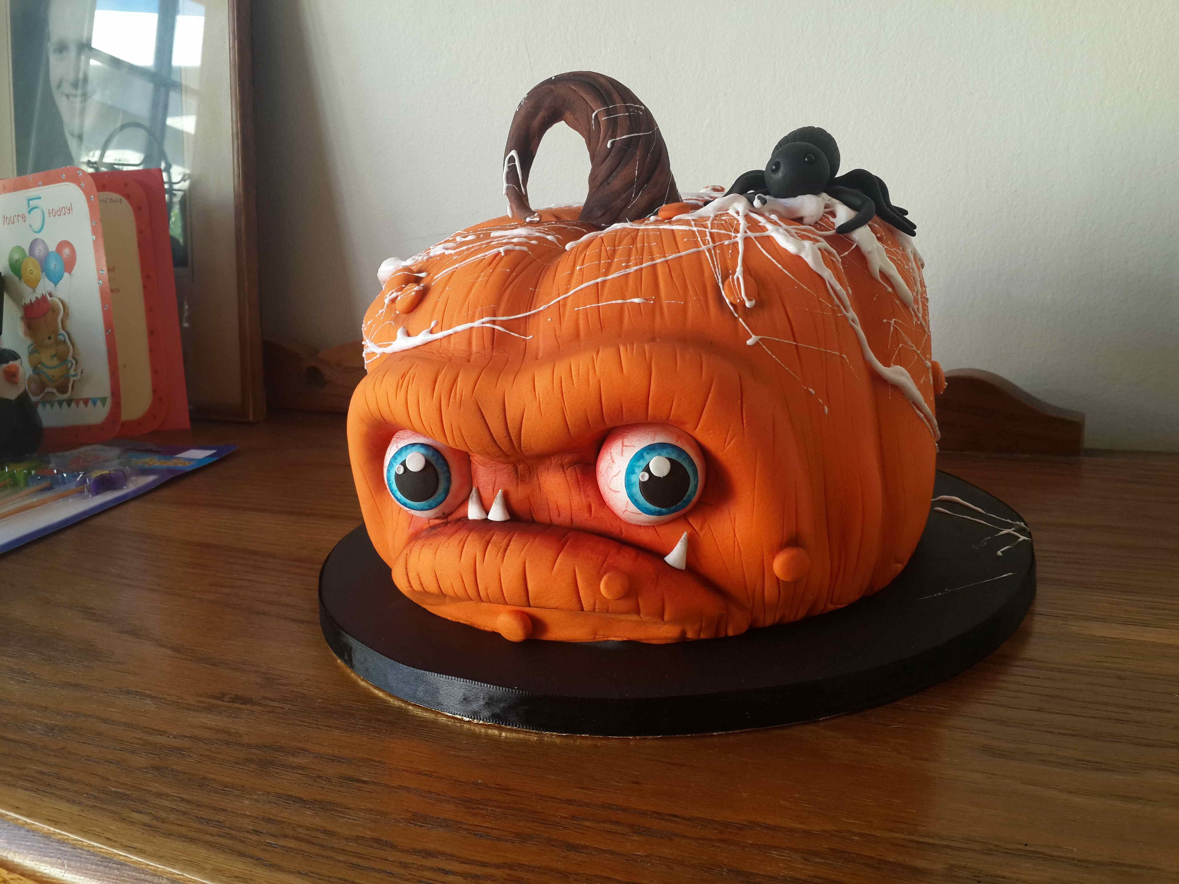 Halloween cake BeAmazed
