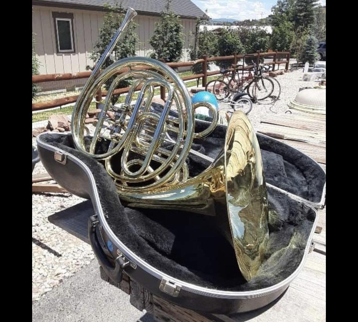 Car sized French horn r/confusing_perspective