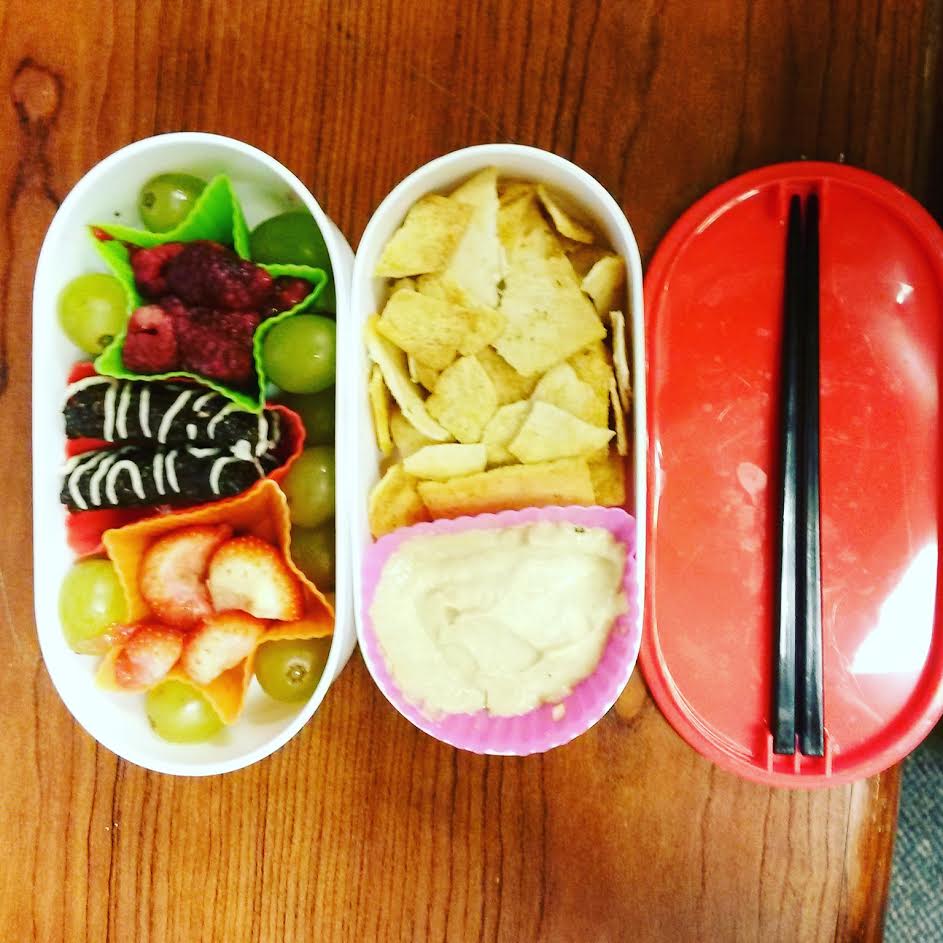 Hummus and pita chips, fruit, and chocolate granola bar! r/Bento