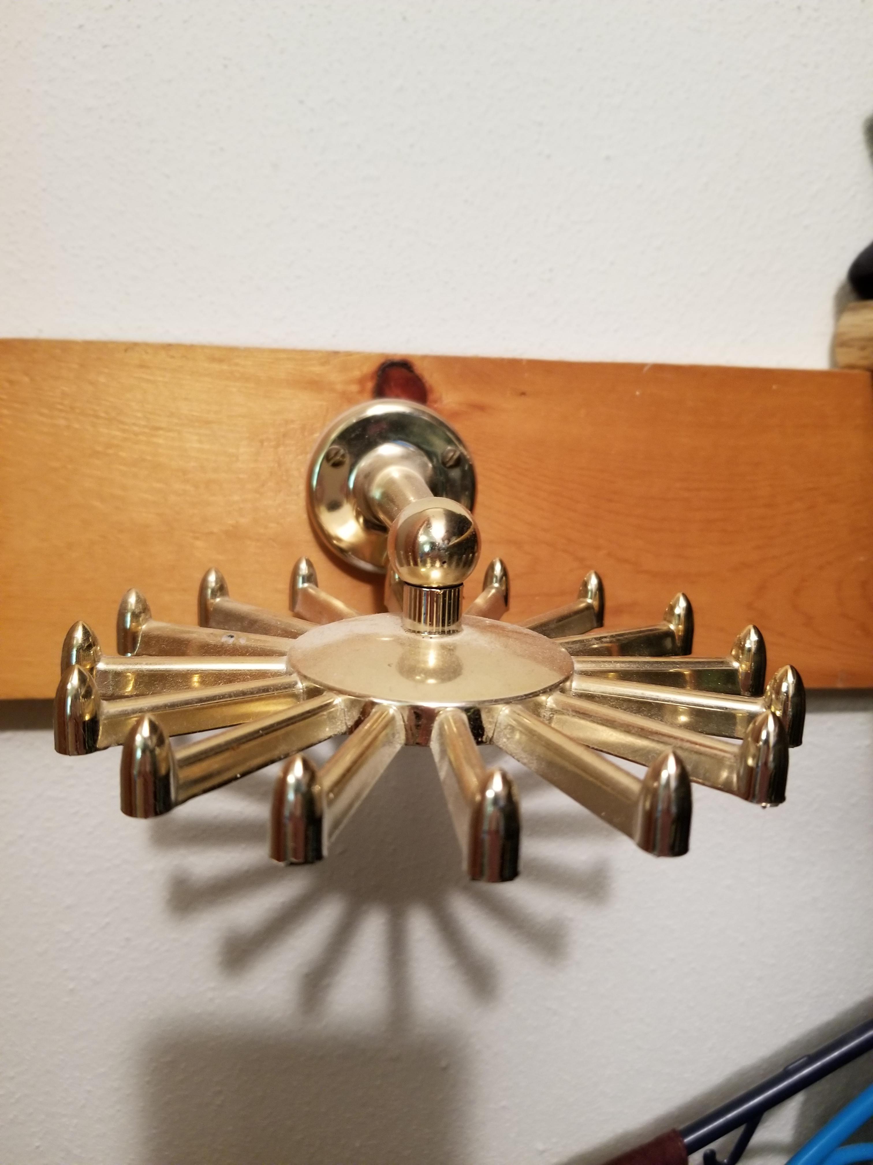What is this plastic spinny thing in my closet? r/whatisthisthing