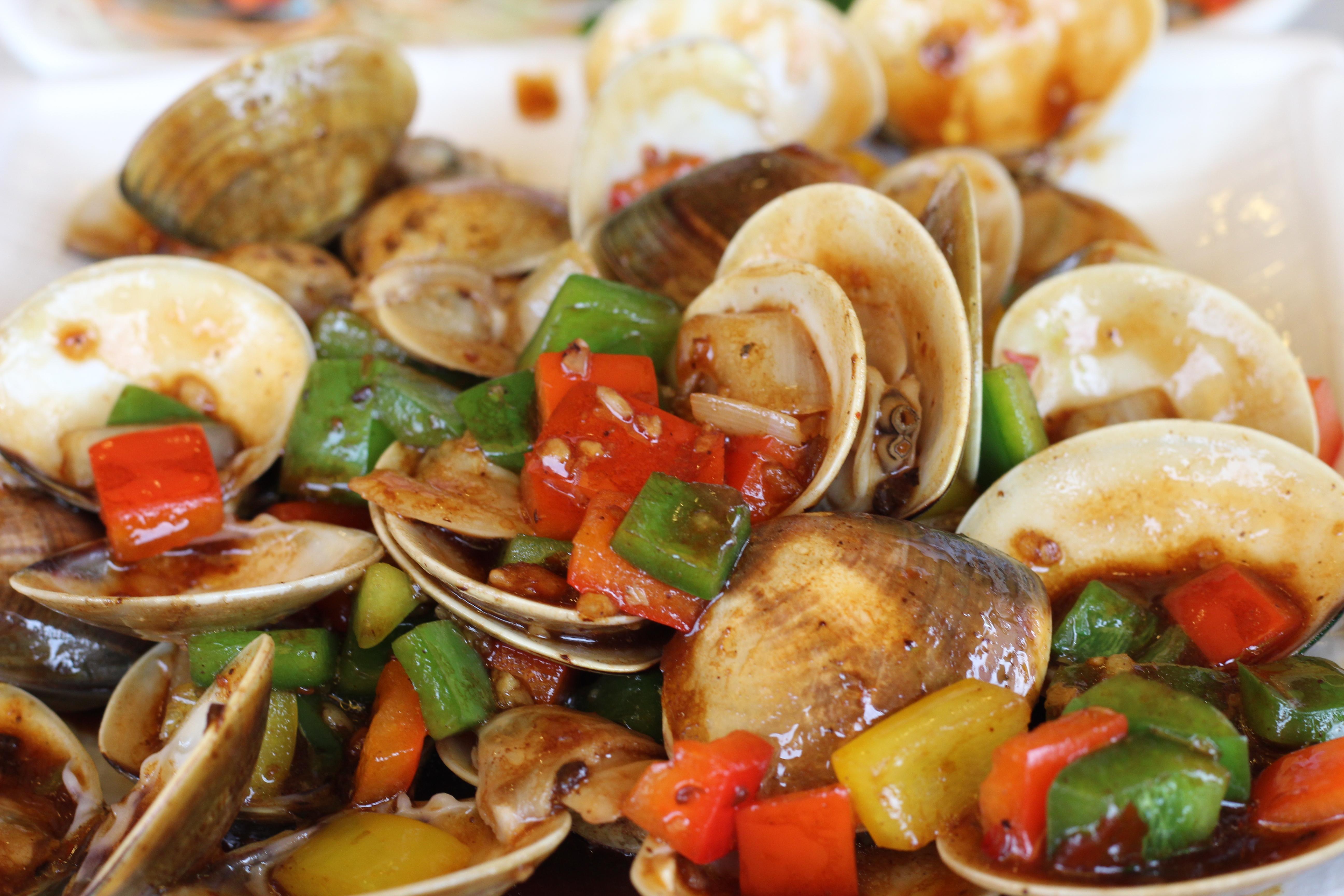 Freshly caught steamed clams with roasted veggies in Hong Kong [5184 x