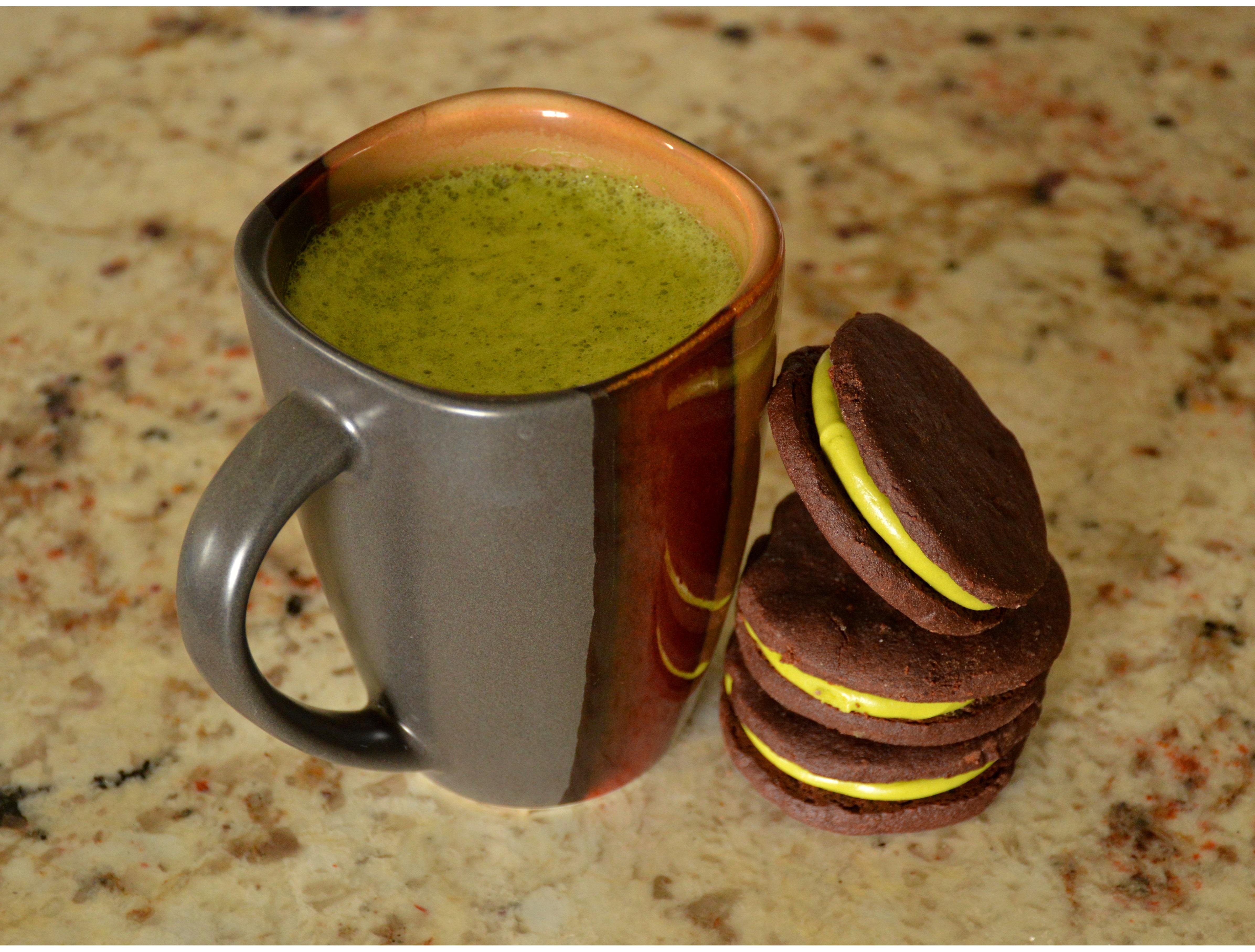 [Homemade] Matcha latte with matchabuttercream stuffed oreos r/food