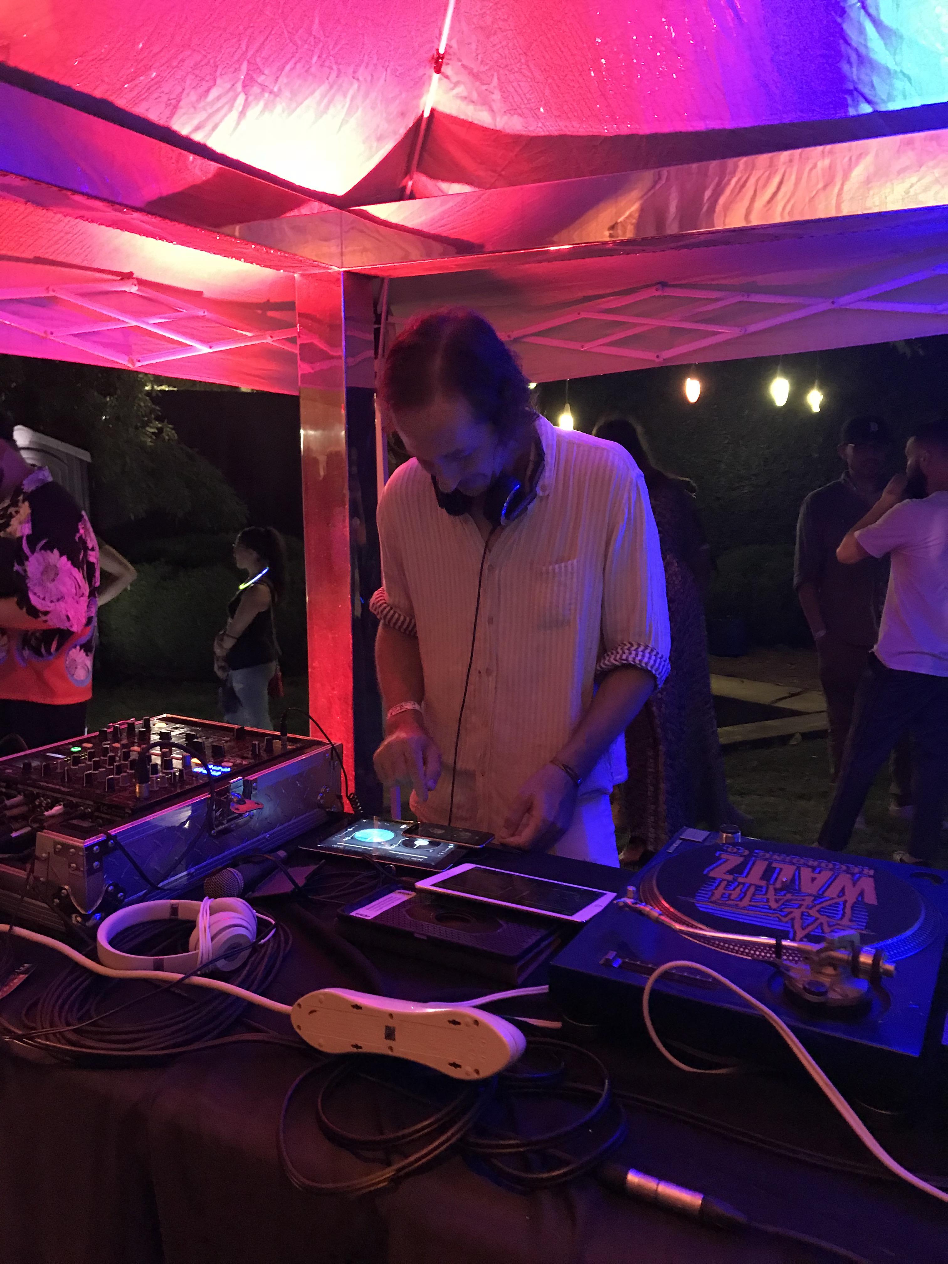 Deakin performed a DJ set last night at a “secret” party in Dallas, TX
