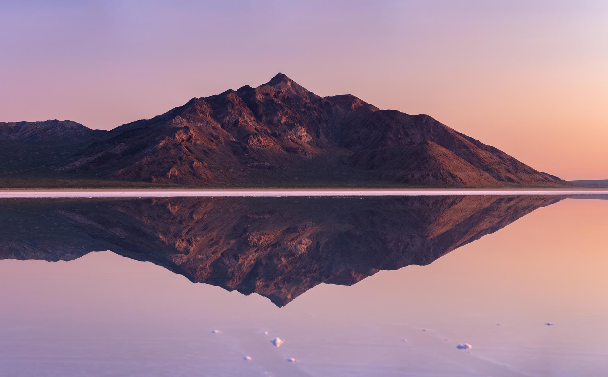 Flooded Bonneville Salt Flats at Sunrise [OC] [2096x1300] r/EarthPorn